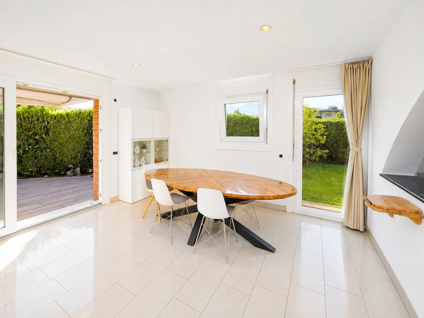 Elegante Villa mit Garten, Großzügiger Terrasse und Offener Aussicht - Foto 6 von 24