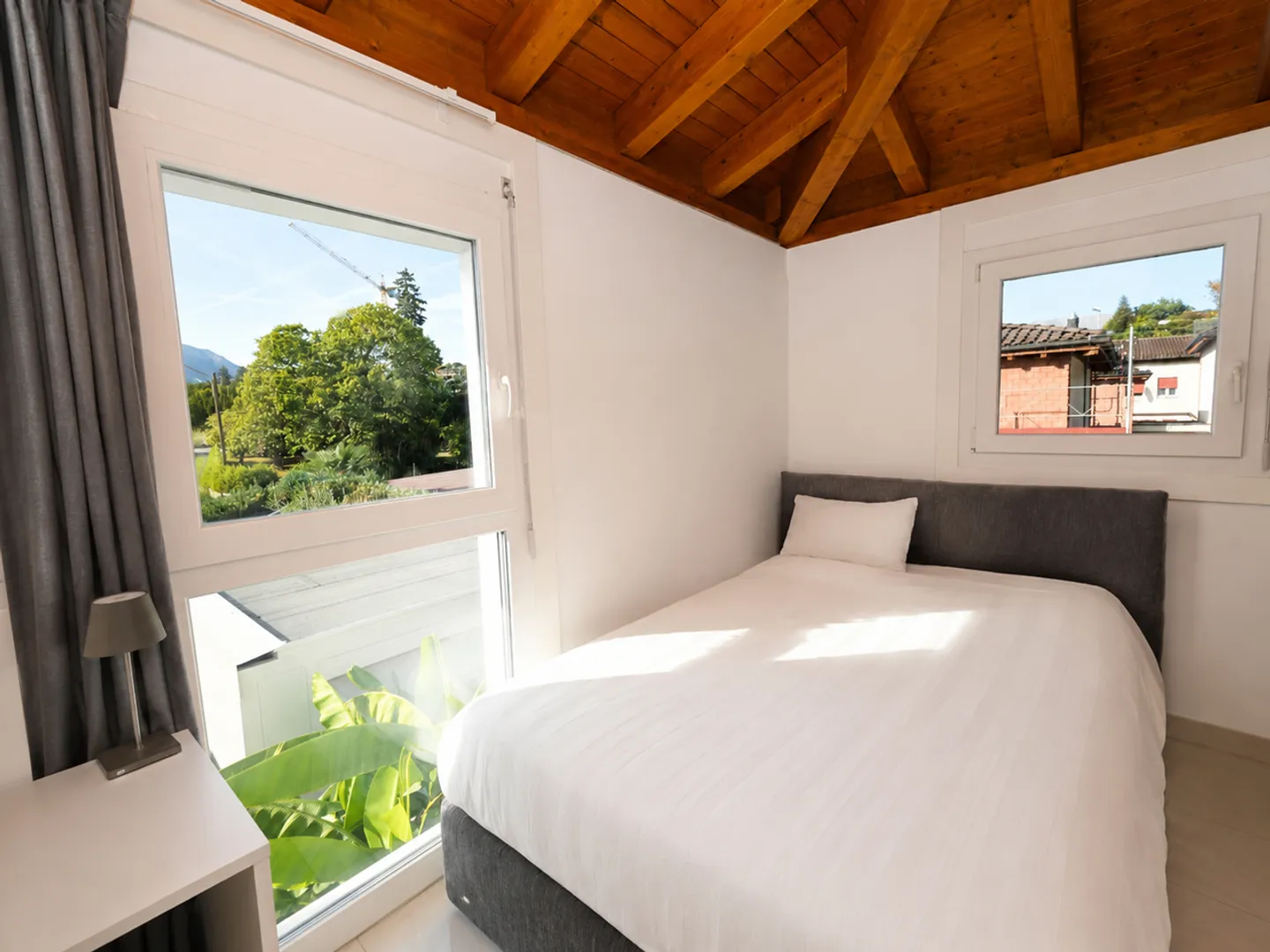 Elegante Villa mit Garten, Großzügiger Terrasse und Offener Aussicht - Foto 10 von 24