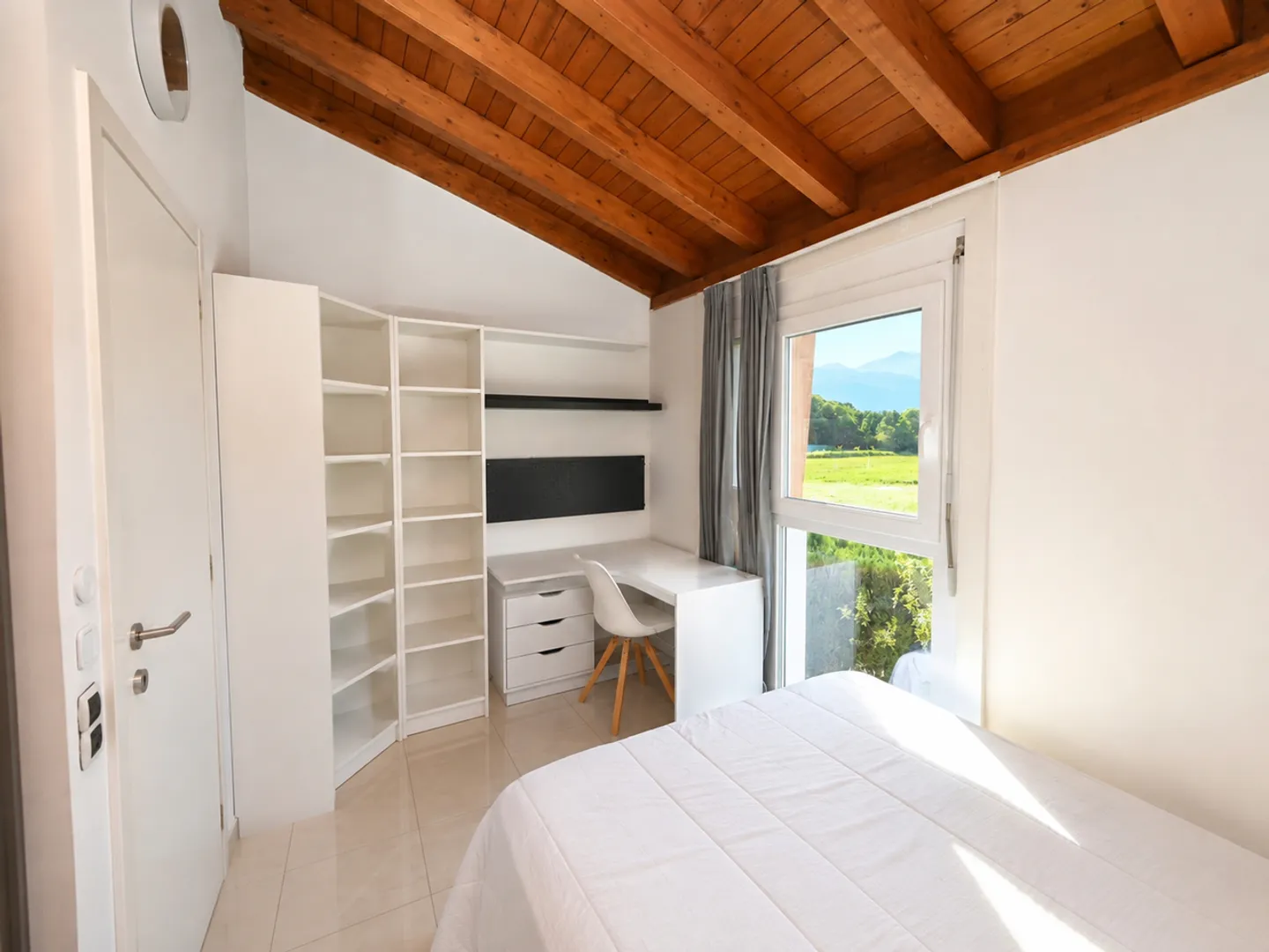 Elegante Villa mit Garten, Großzügiger Terrasse und Offener Aussicht - Foto 11 von 24