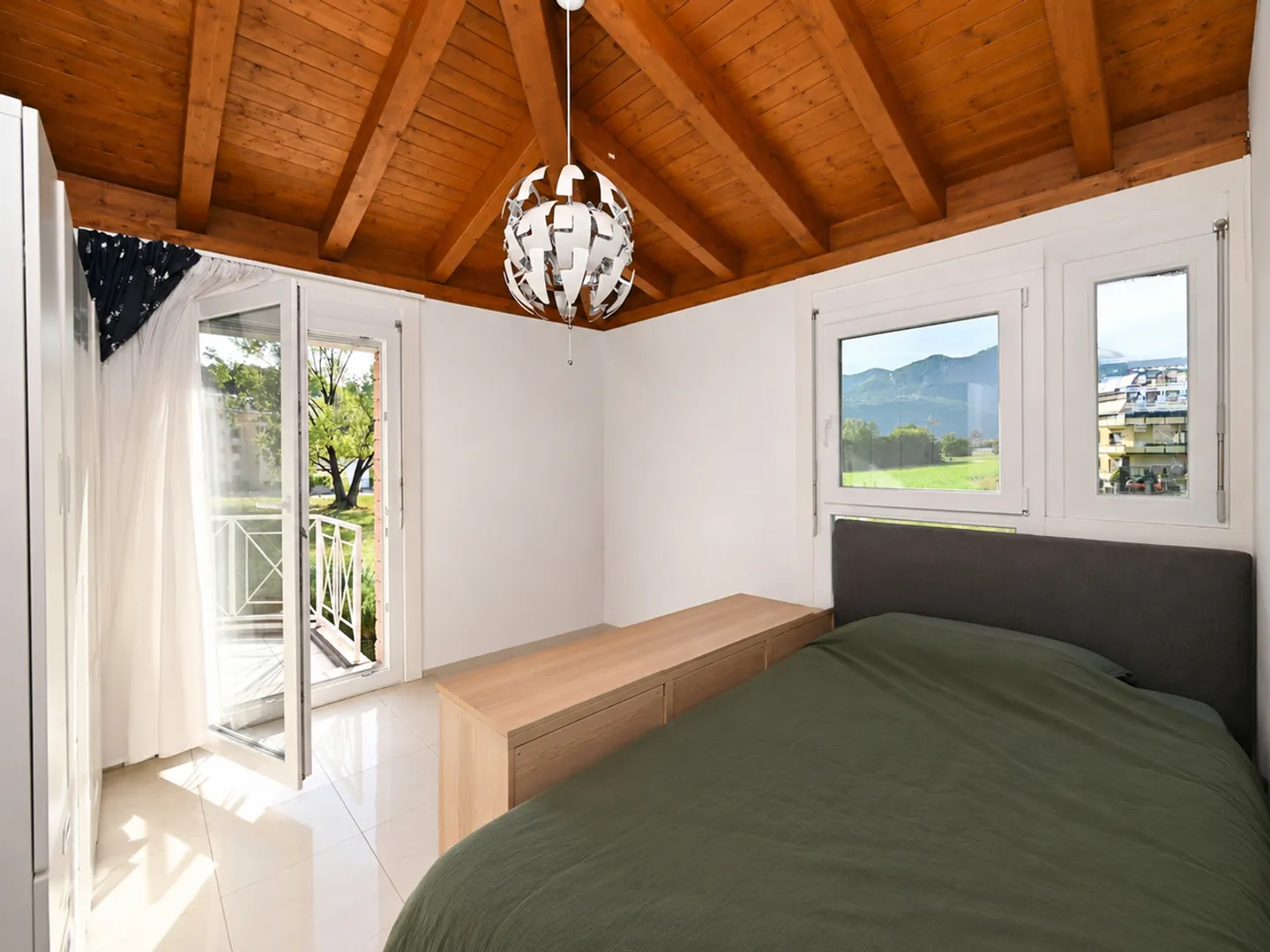 Elegante Villa mit Garten, Großzügiger Terrasse und Offener Aussicht - Foto 12 von 24