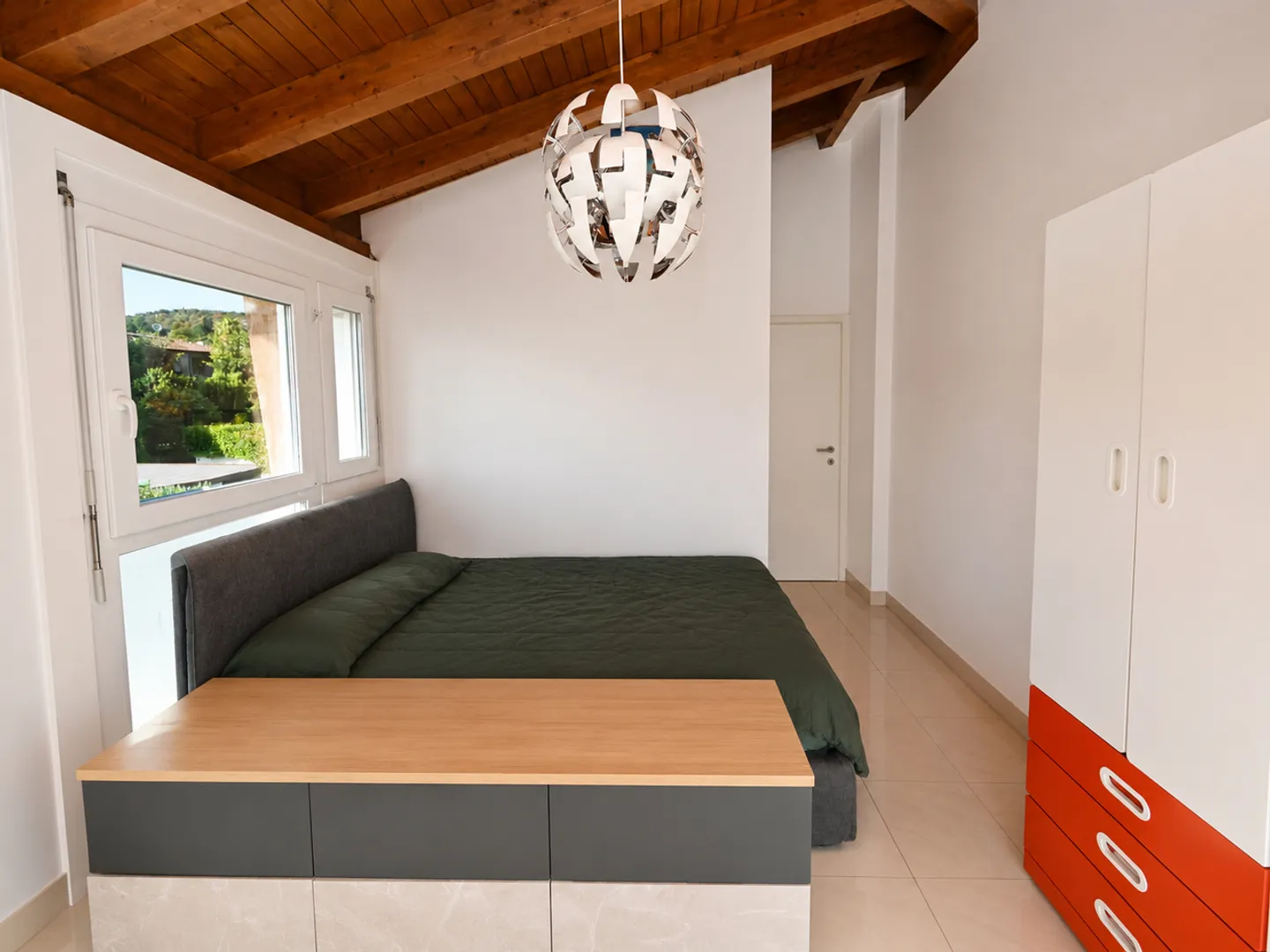 Elegante Villa mit Garten, Großzügiger Terrasse und Offener Aussicht - Foto 13 von 24