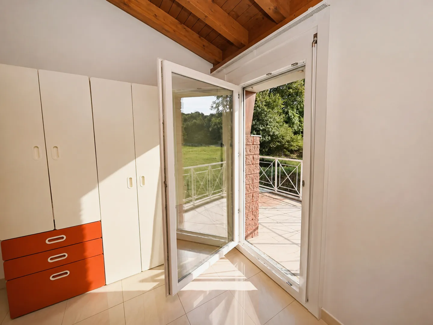 Elegante Villa mit Garten, Großzügiger Terrasse und Offener Aussicht - Foto 14 von 24