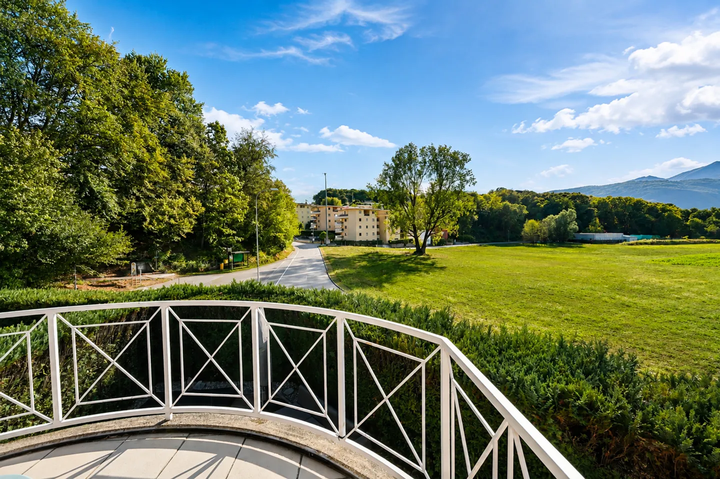 Elegante Villa mit Garten, Großzügiger Terrasse und Offener Aussicht - Foto 18 von 24