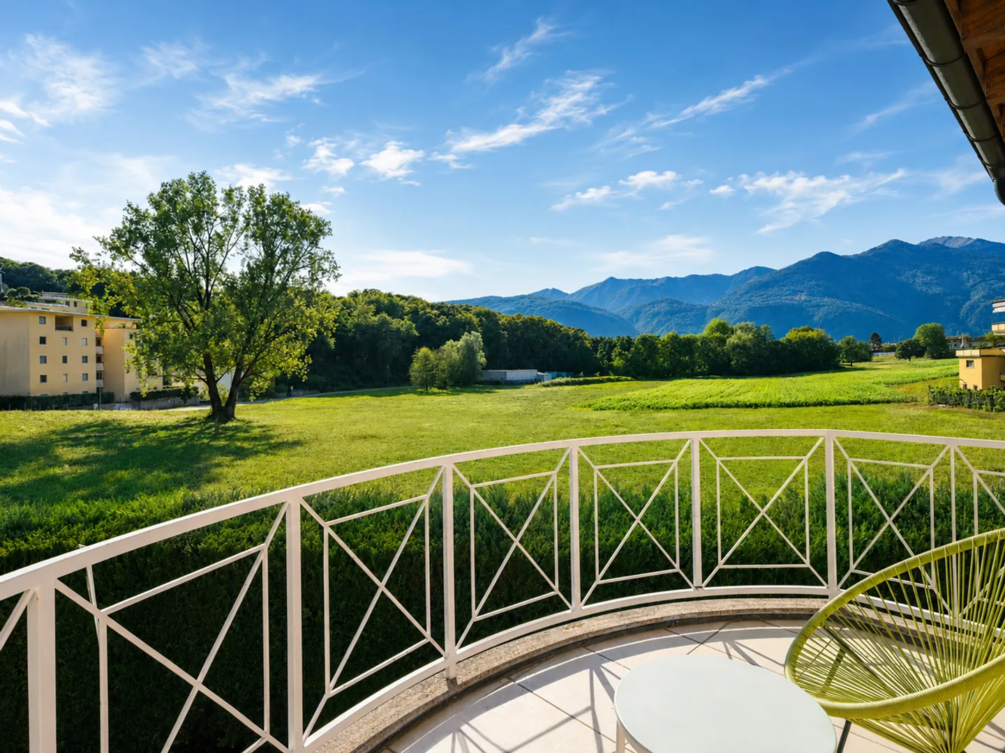 Elegante Villa mit Garten, Großzügiger Terrasse und Offener Aussicht - Foto 19 von 24