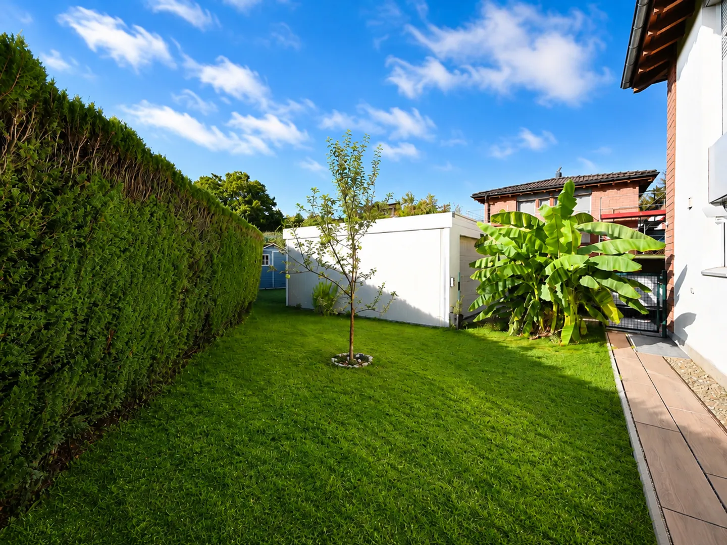 Elegante Villa mit Garten, Großzügiger Terrasse und Offener Aussicht - Foto 20 von 24
