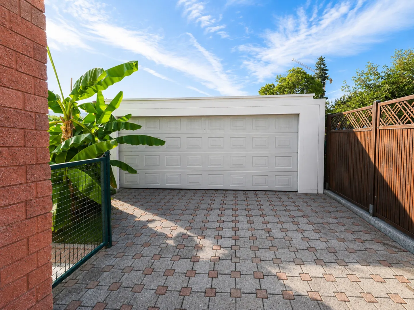Elegante Villa mit Garten, Großzügiger Terrasse und Offener Aussicht - Foto 22 von 24
