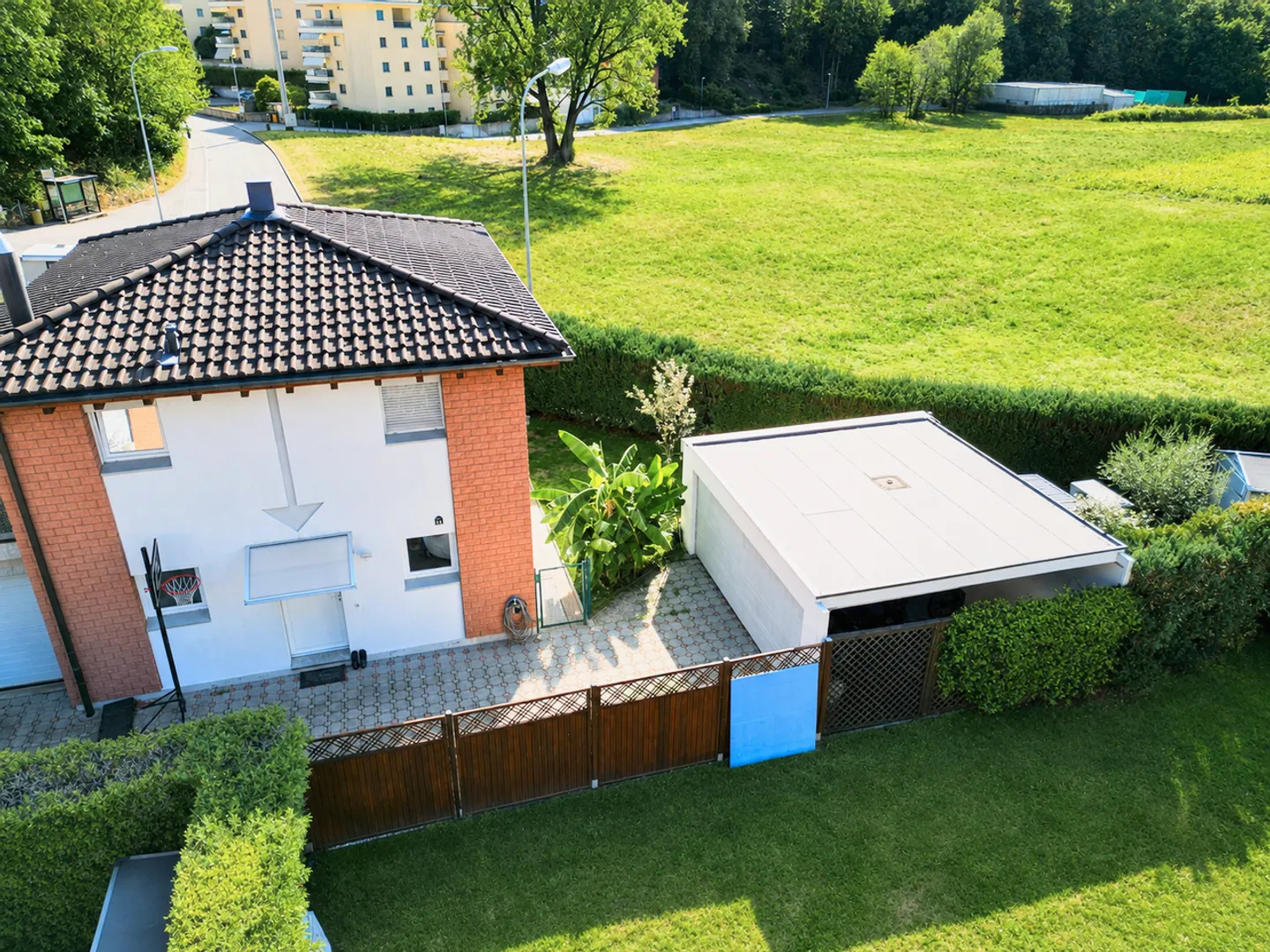 Elegante Villa mit Garten, Großzügiger Terrasse und Offener Aussicht - Foto 24 von 24