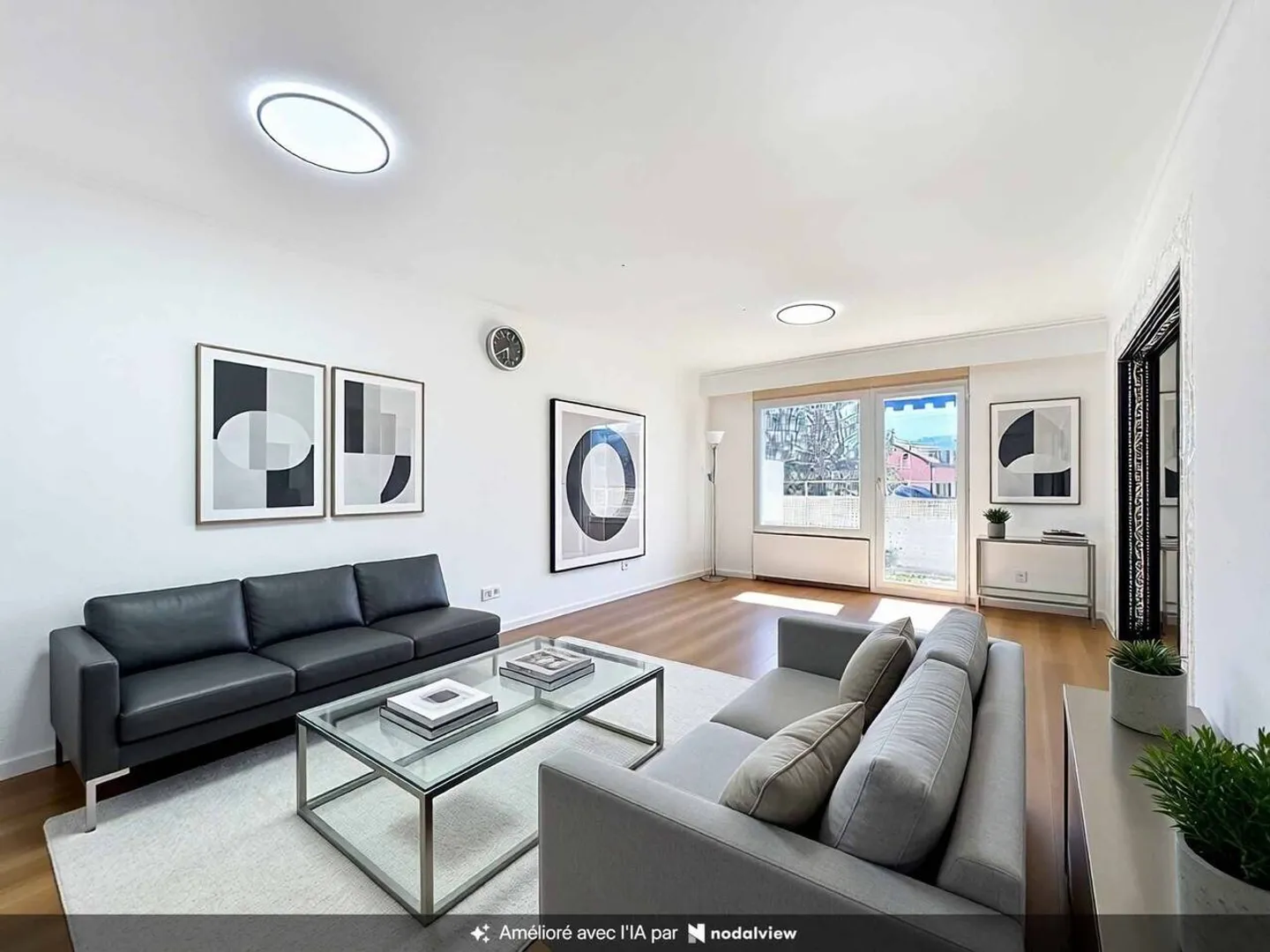 Bright apartment near the lake - Photo 3 of 9