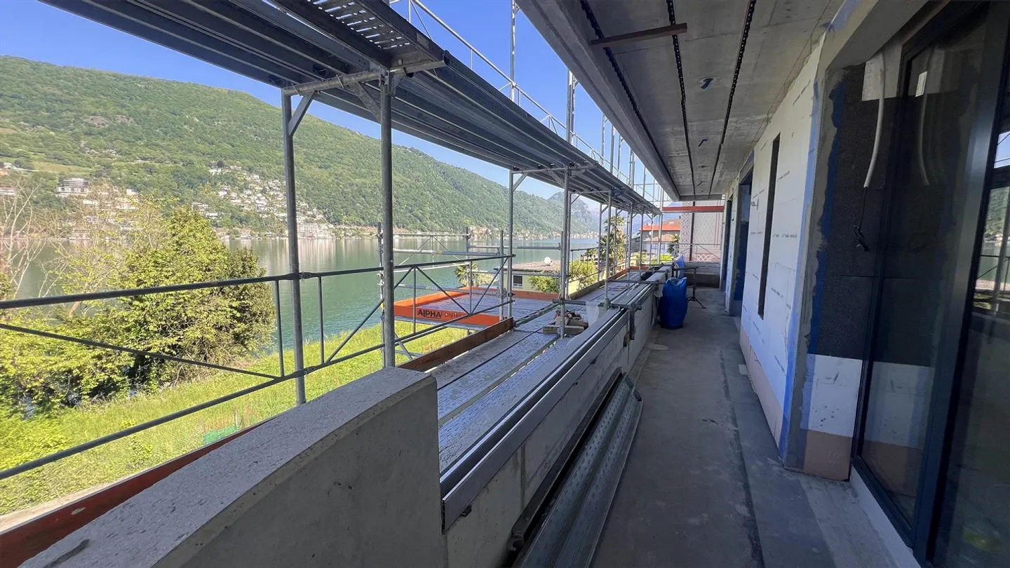 VILLA 4.5 CHAMBRES AVEC VUE SUR LE LAC ET PLACE DE BATEAU À BRUSINO ARSIZIO - Photo 2 sur 7