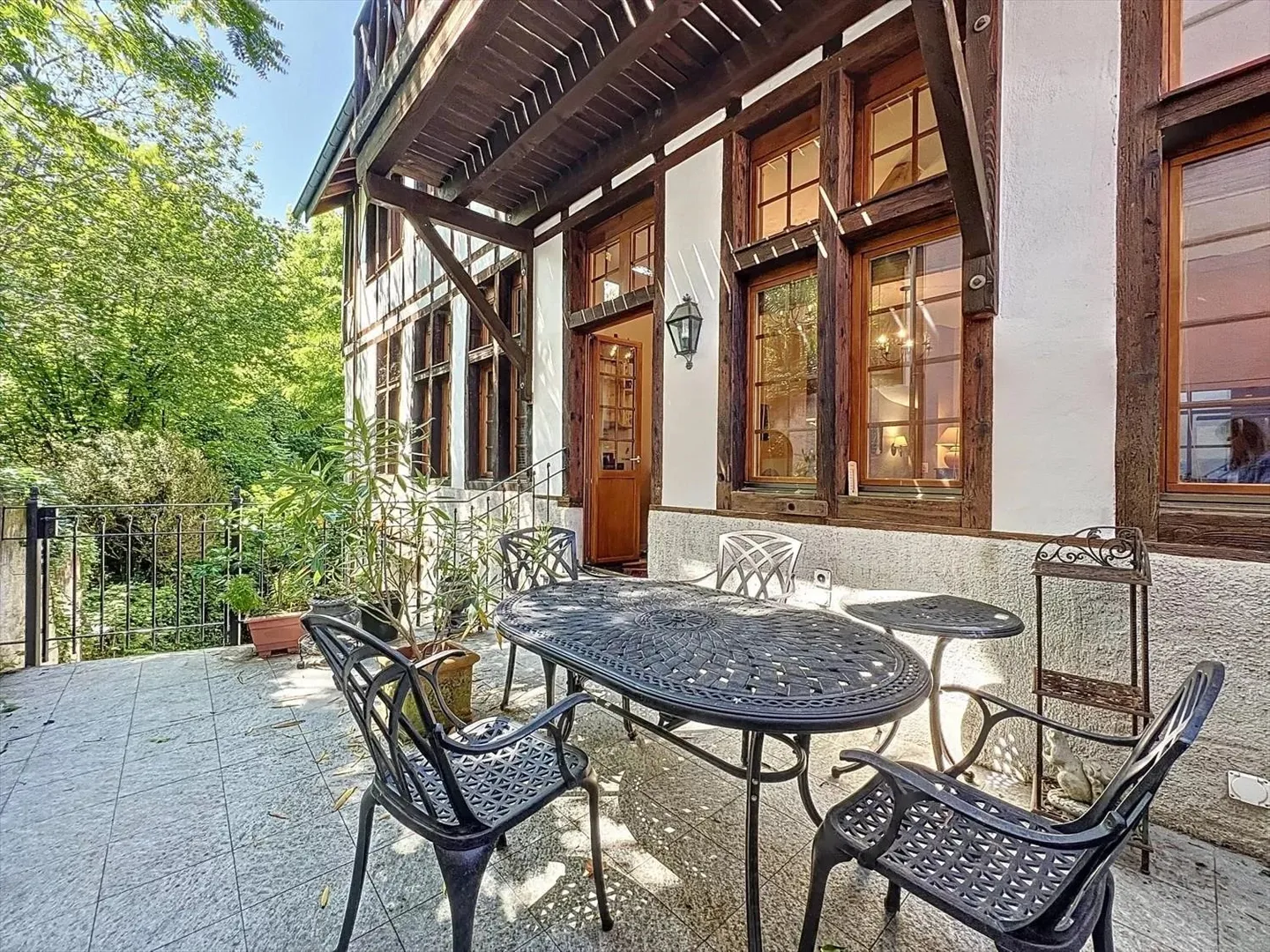 Appartement Charmant avec Cheminée - Photo 2 sur 9