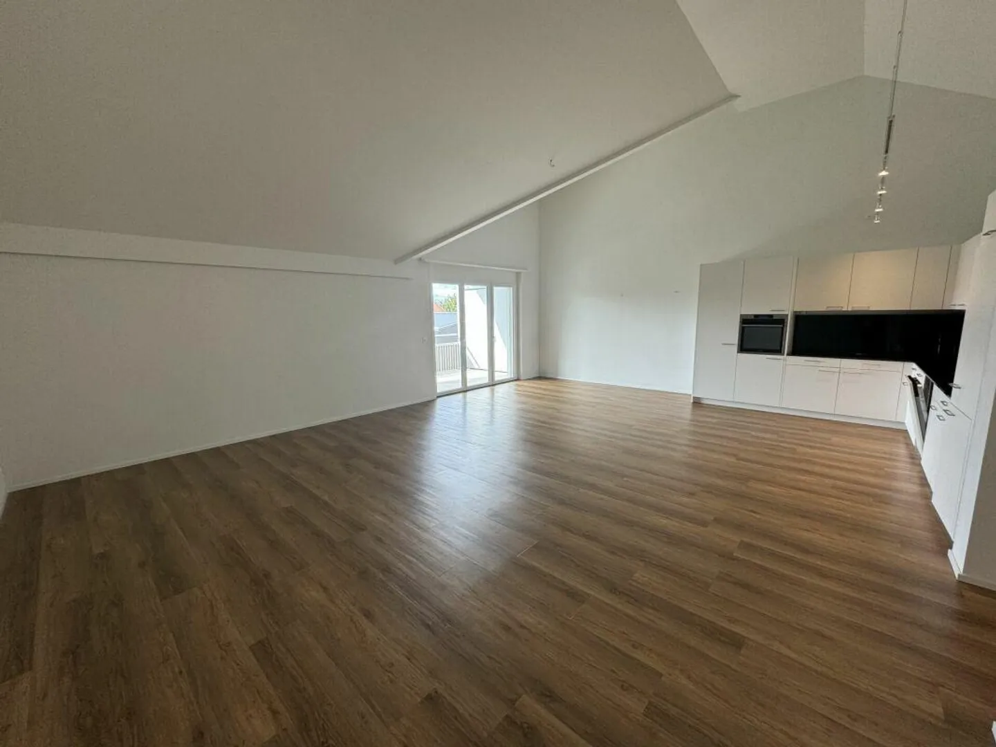 Moderne Attikawohnung mit Balkonen - Foto 2 von 14