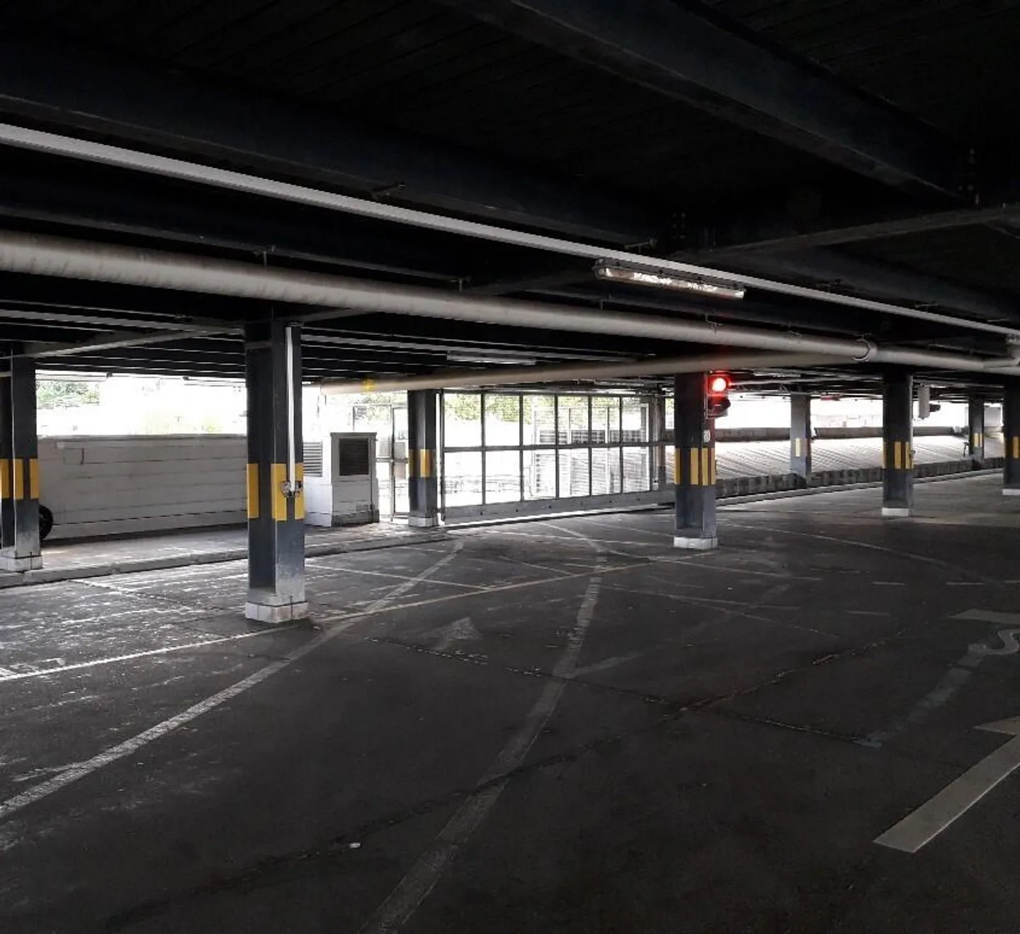 Covered parking spaces near Flon - Photo 4 of 5