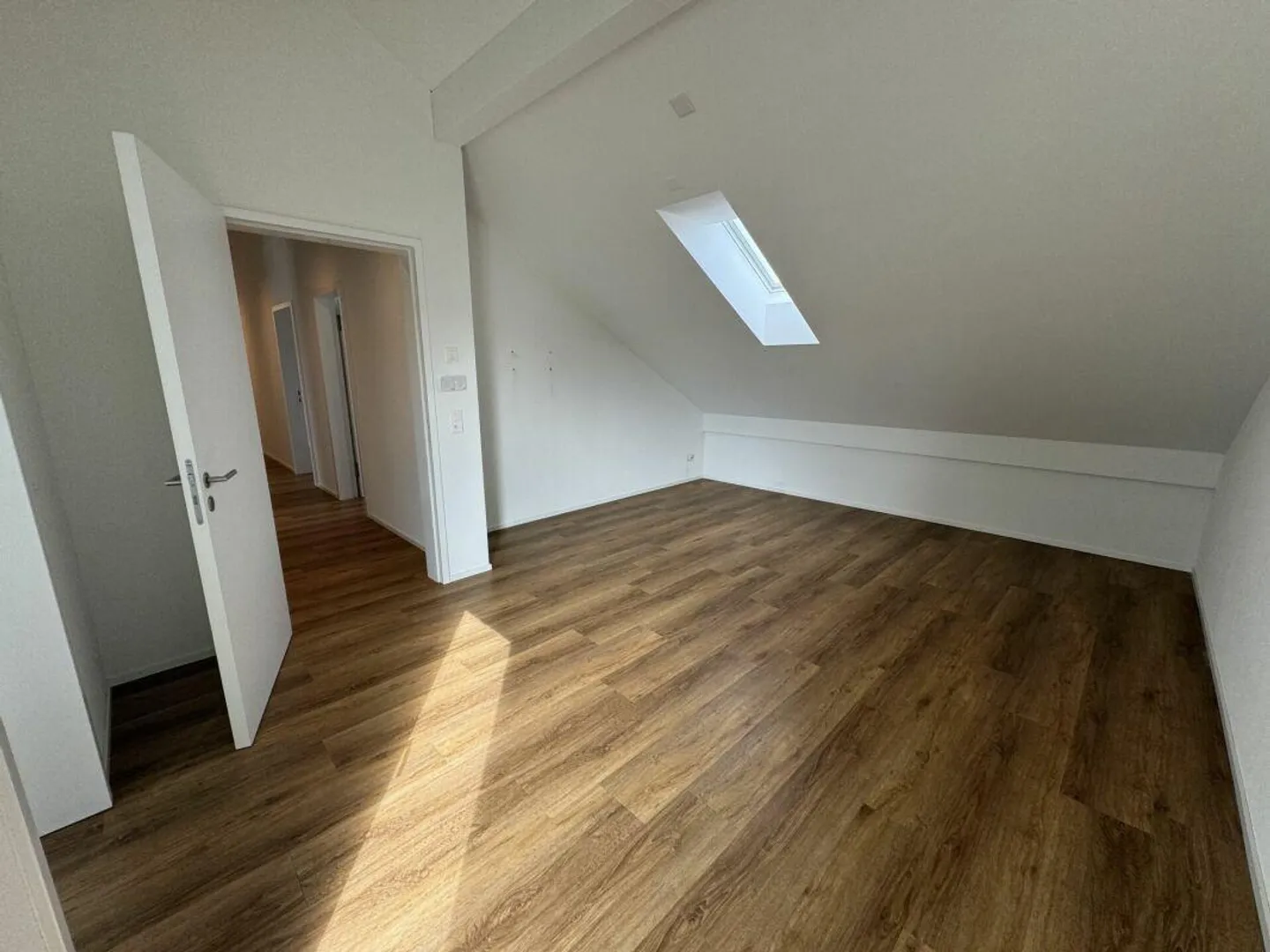 Moderne Attikawohnung mit Balkonen - Foto 8 von 14