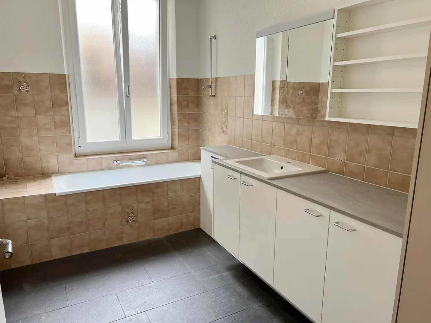 3.5 Room Apartment - Photo 7 of 9