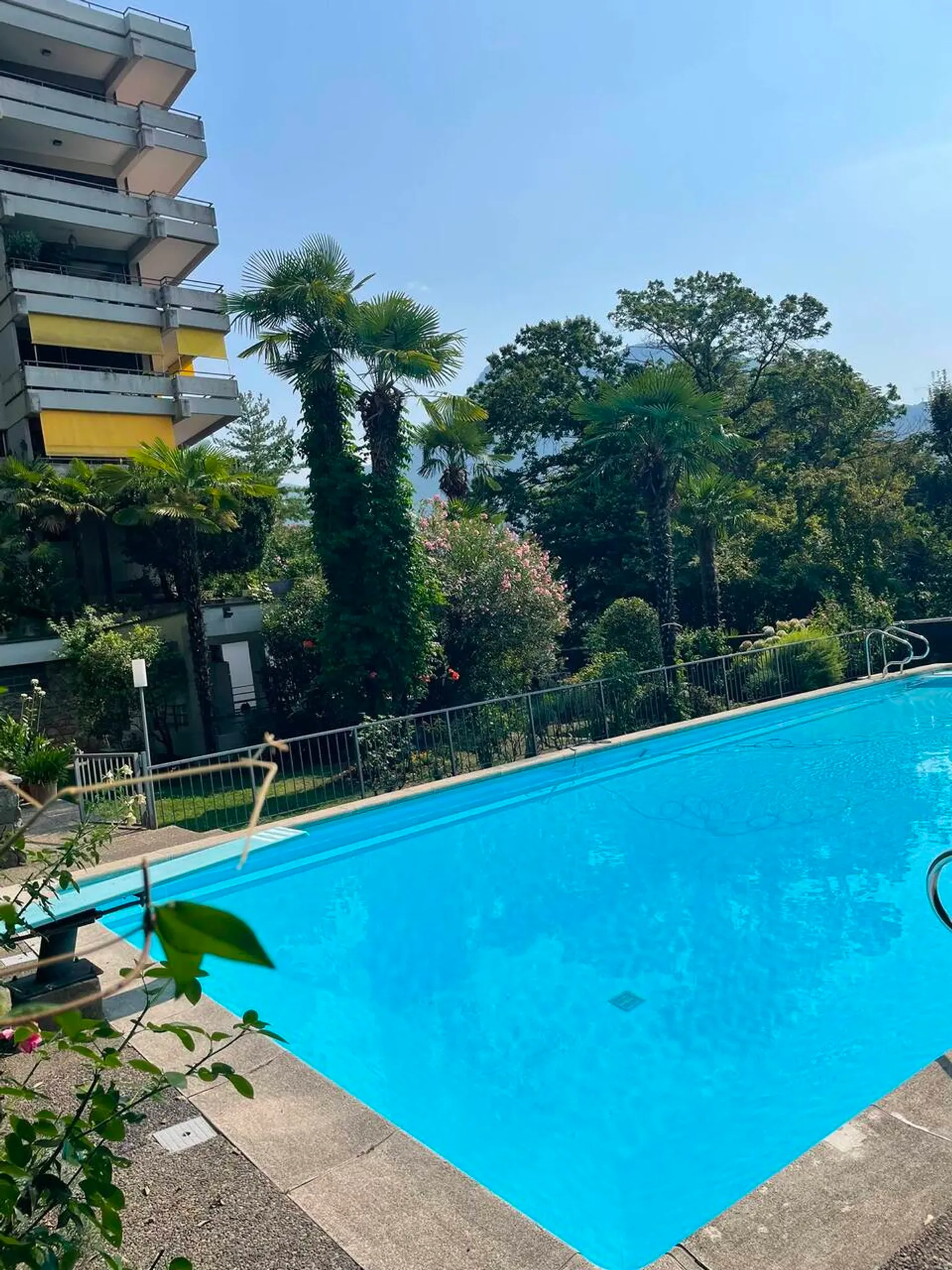 GERÄUMIGE 1.5 ZIMMER MIT WOHNKÜCHE UND NUTZUNG DES SCHWIMMBADES - Foto 1 von 15