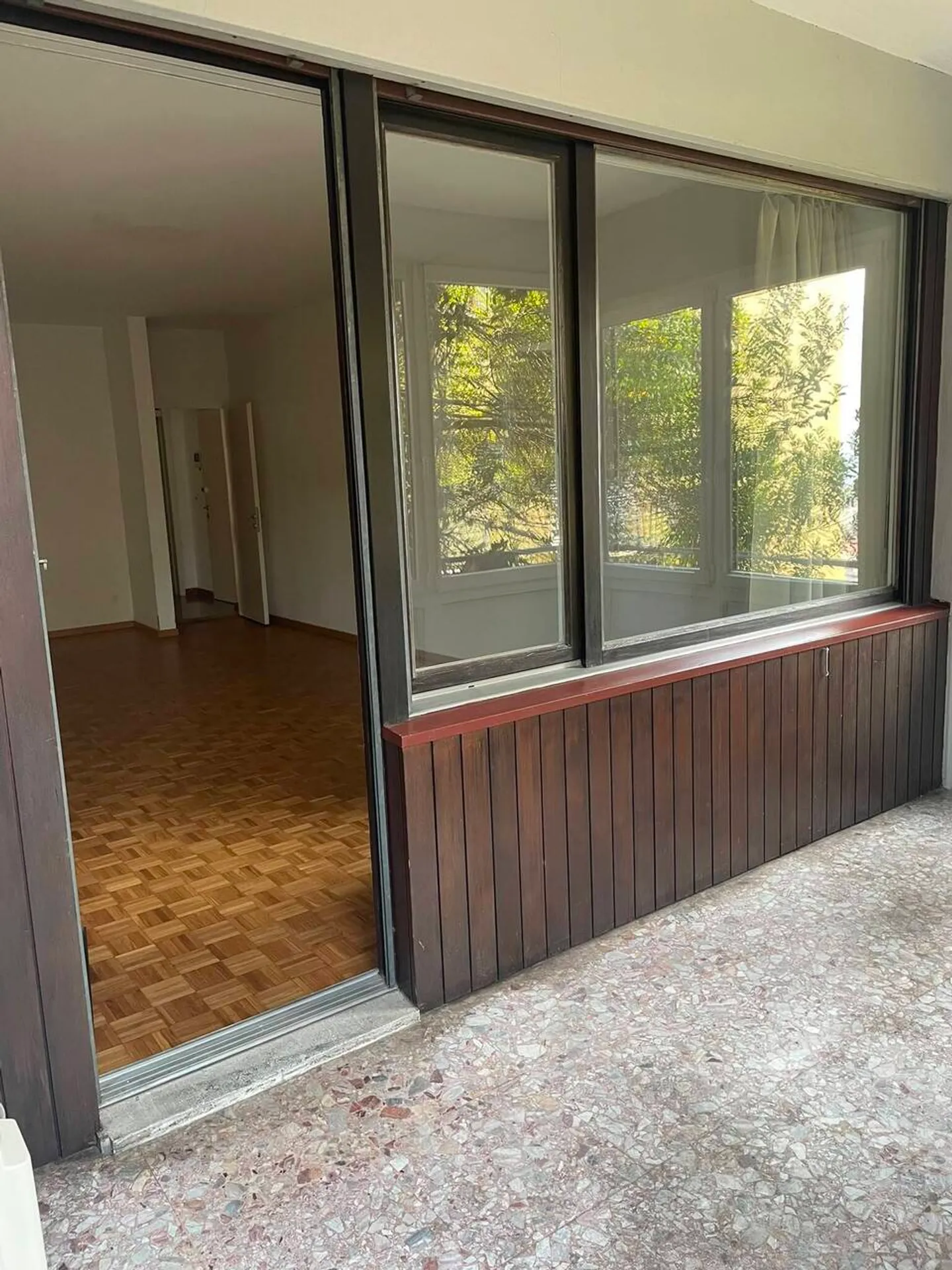 GERÄUMIGE 1.5 ZIMMER MIT WOHNKÜCHE UND NUTZUNG DES SCHWIMMBADES - Foto 4 von 15