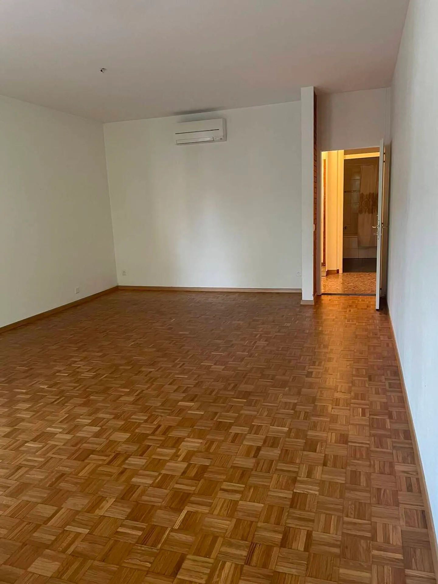 GERÄUMIGE 1.5 ZIMMER MIT WOHNKÜCHE UND NUTZUNG DES SCHWIMMBADES - Foto 5 von 15