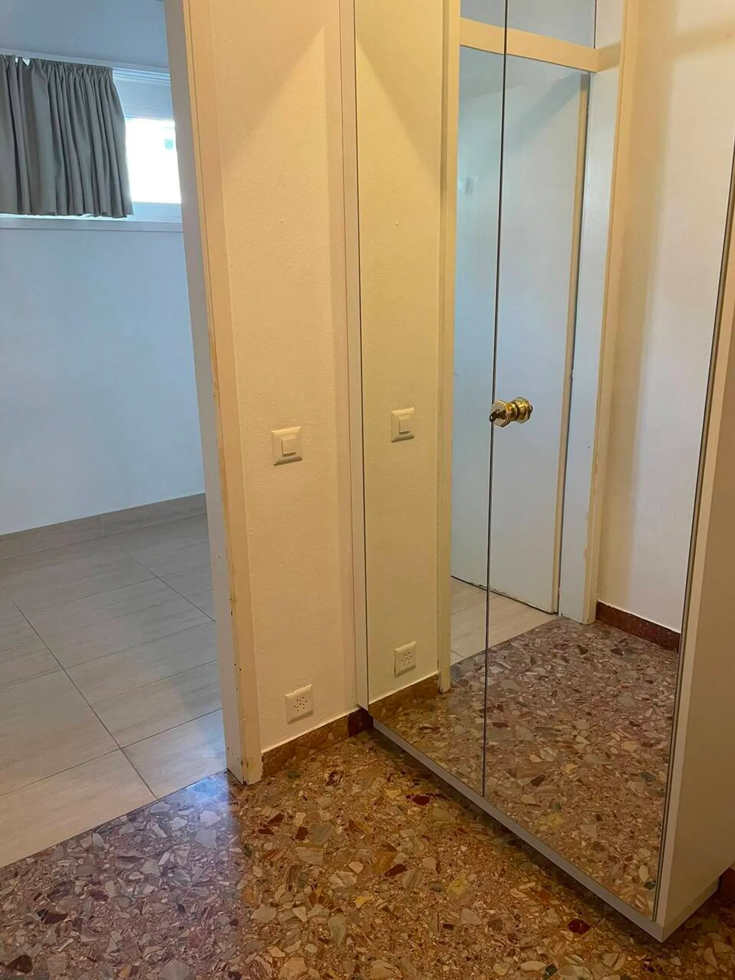 GERÄUMIGE 1.5 ZIMMER MIT WOHNKÜCHE UND NUTZUNG DES SCHWIMMBADES - Foto 6 von 15