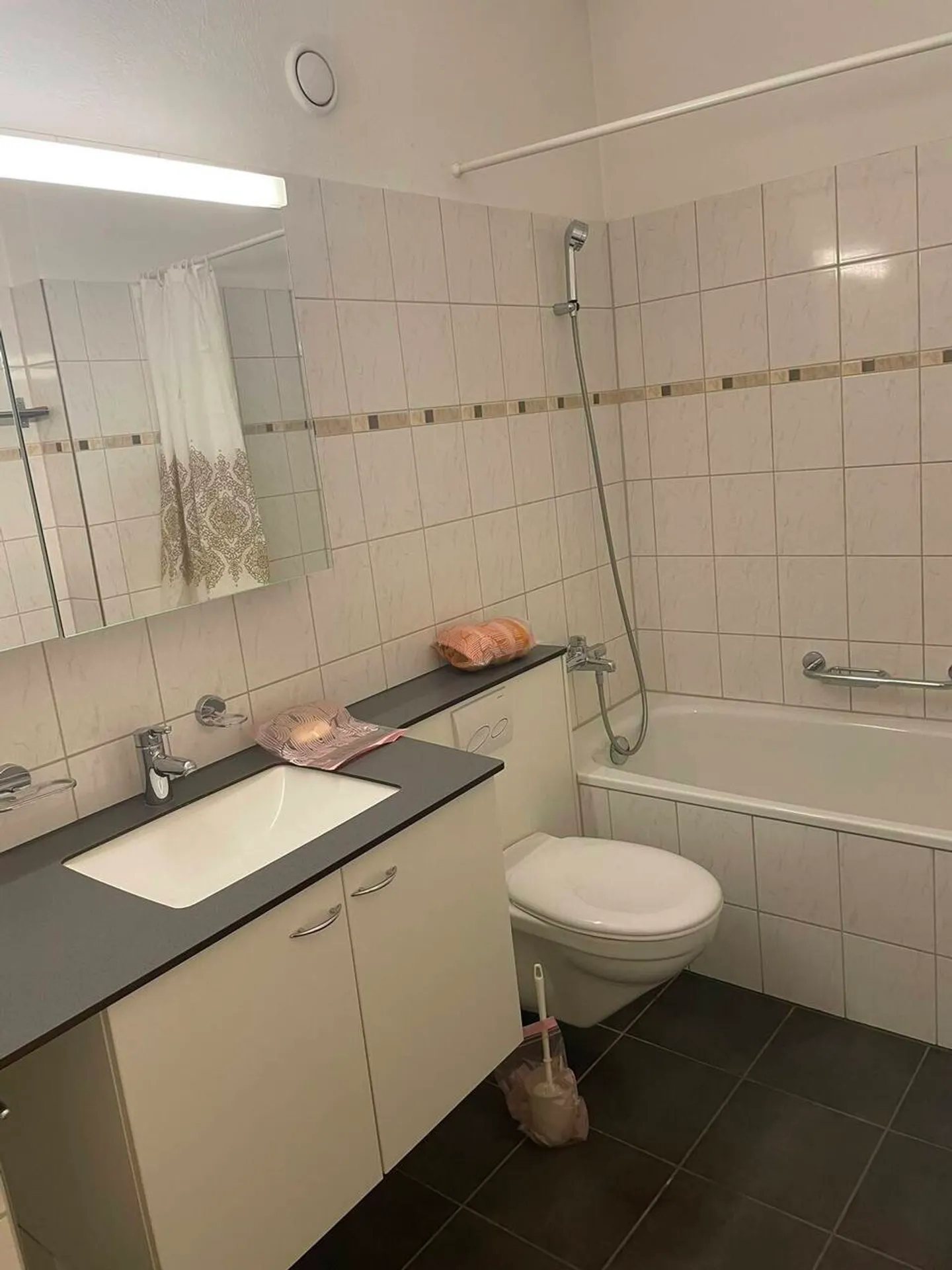 GERÄUMIGE 1.5 ZIMMER MIT WOHNKÜCHE UND NUTZUNG DES SCHWIMMBADES - Foto 7 von 15