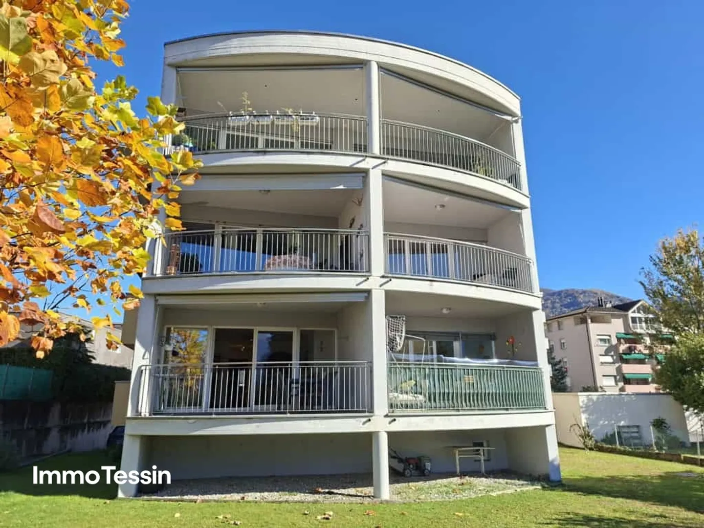 Appartement calme, ensoleillé et très bien entretenu avec terrasse et belle vue sur la verdure et les montagnes environnantes - Photo 2 sur 13