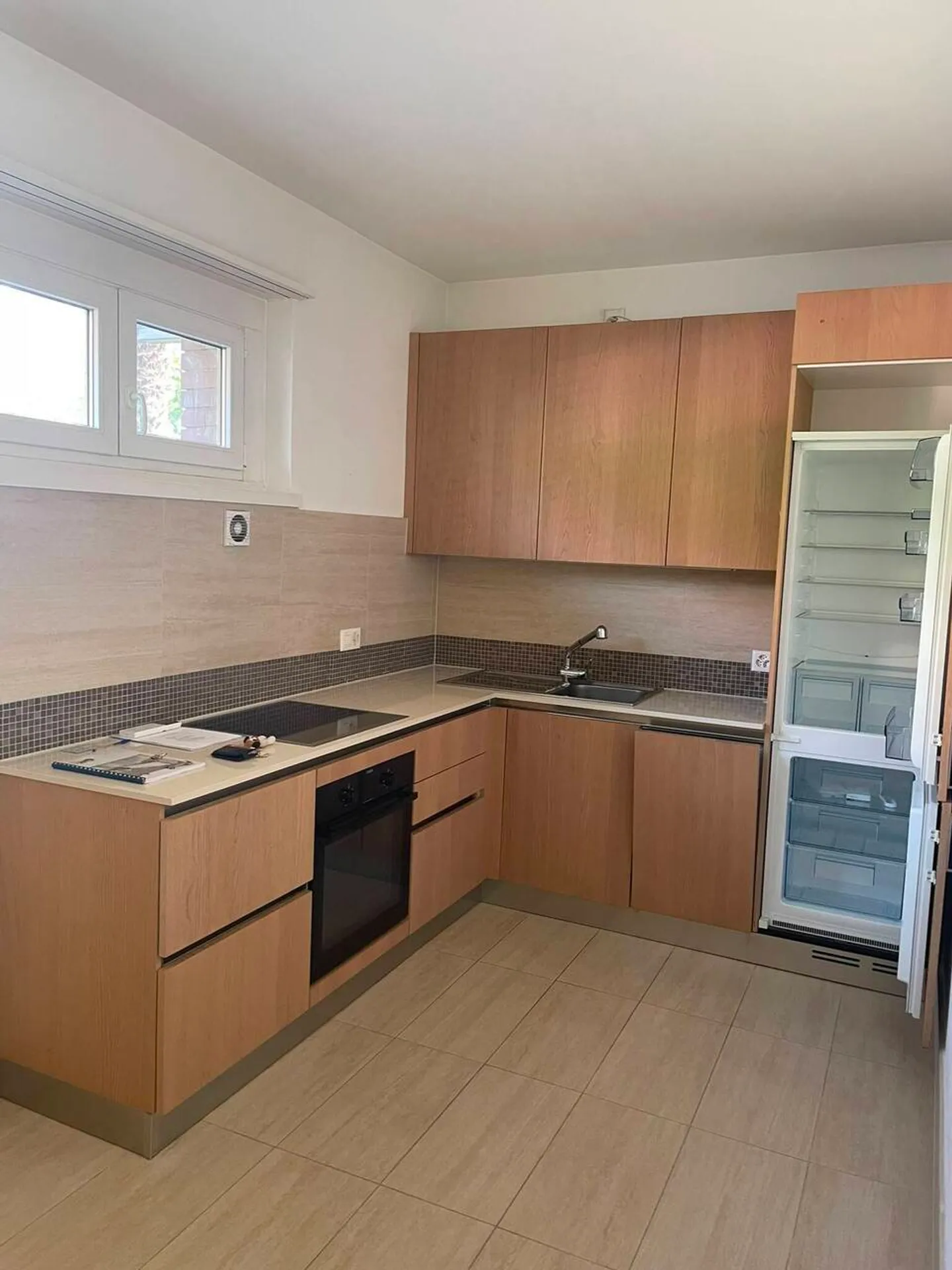 GERÄUMIGE 1.5 ZIMMER MIT WOHNKÜCHE UND NUTZUNG DES SCHWIMMBADES - Foto 2 von 15