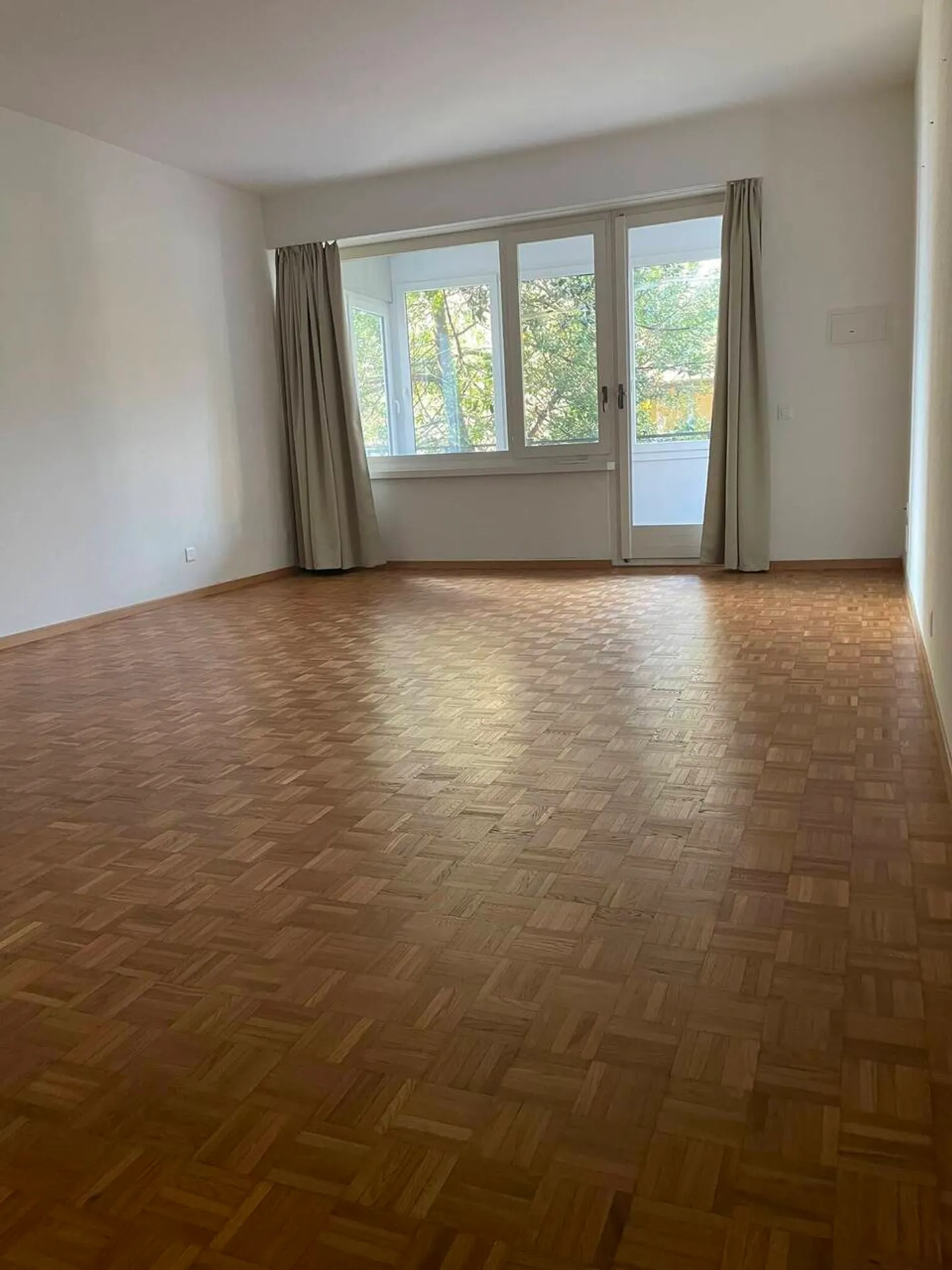 GERÄUMIGE 1.5 ZIMMER MIT WOHNKÜCHE UND NUTZUNG DES SCHWIMMBADES - Foto 3 von 15