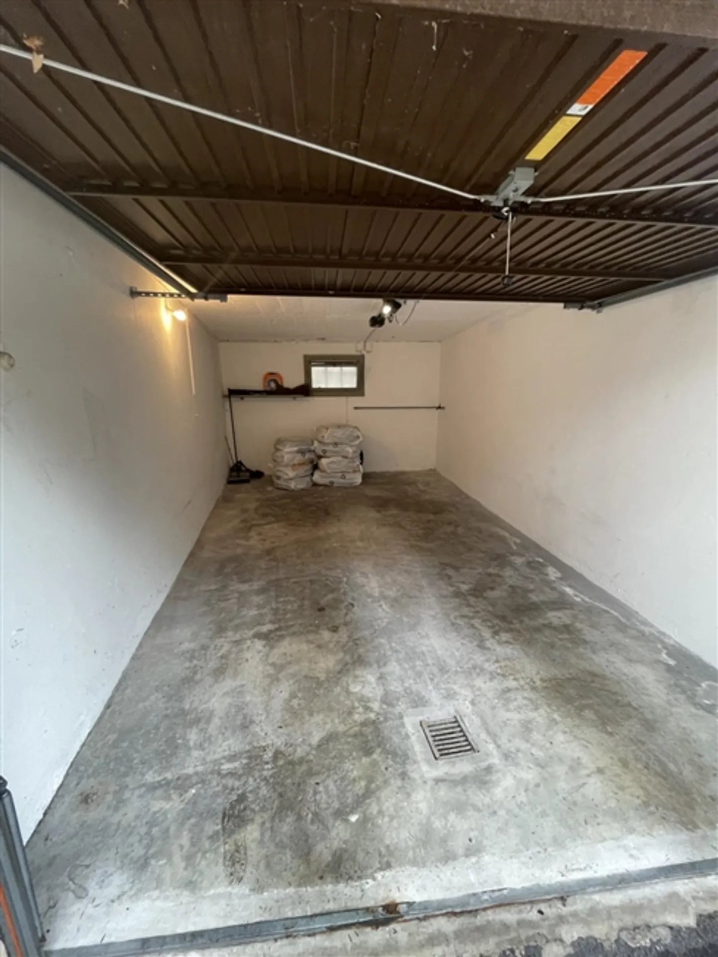 Garage con porta automatica - Foto 2 di 3