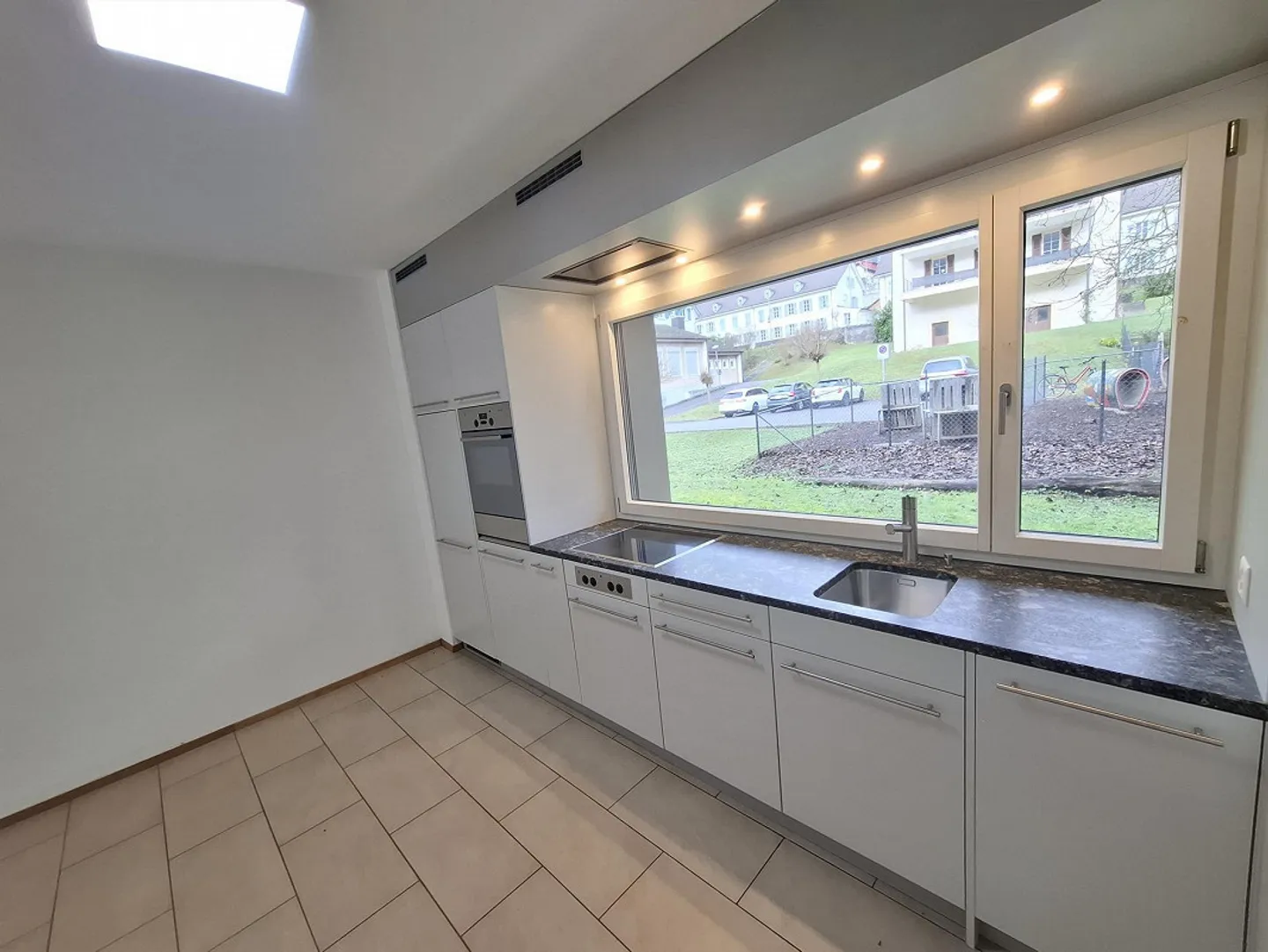 Modern 3.5-room apartment with balcony in Grellingen - Photo 5 of 11