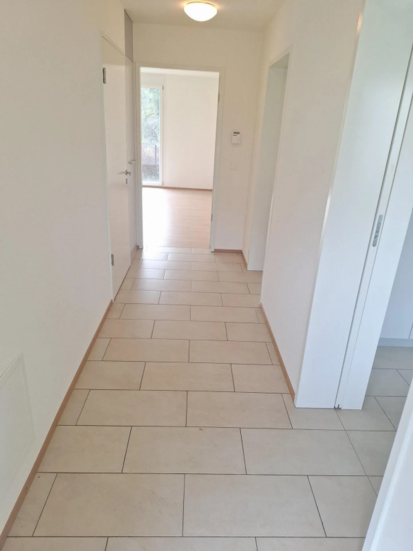 Modern 3.5-room apartment with balcony in Grellingen - Photo 9 of 11