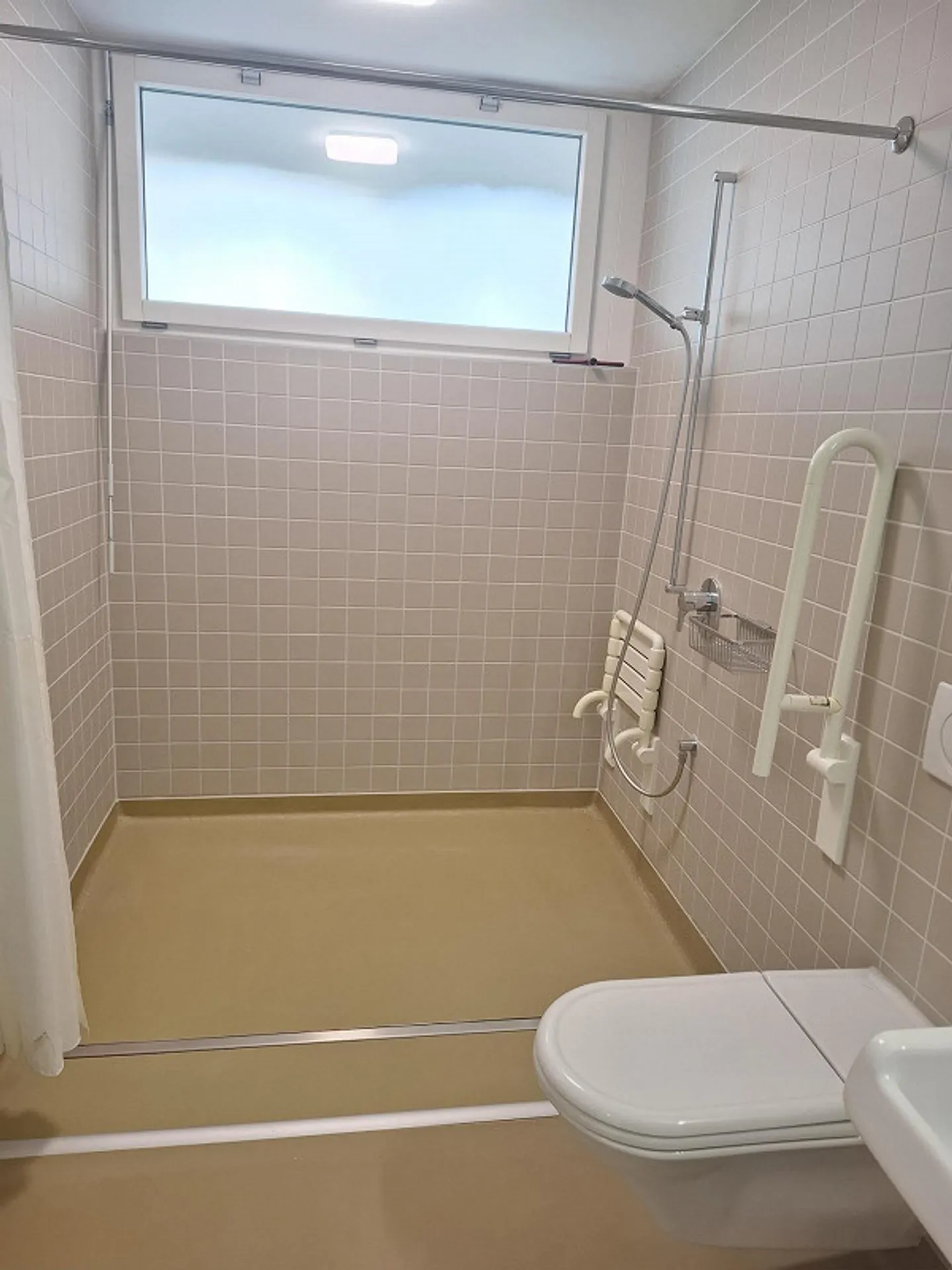 Modern 3.5-room apartment with balcony in Grellingen - Photo 11 of 11