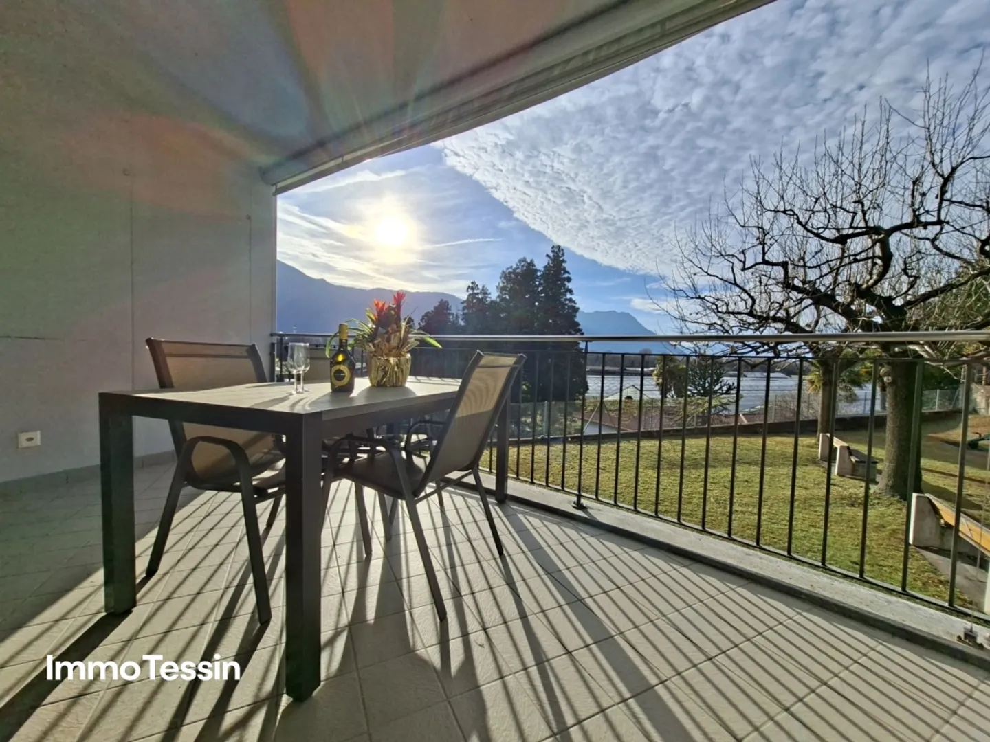 Appartement calme, ensoleillé et très bien entretenu avec terrasse et belle vue sur la verdure et les montagnes environnantes - Photo 4 sur 13