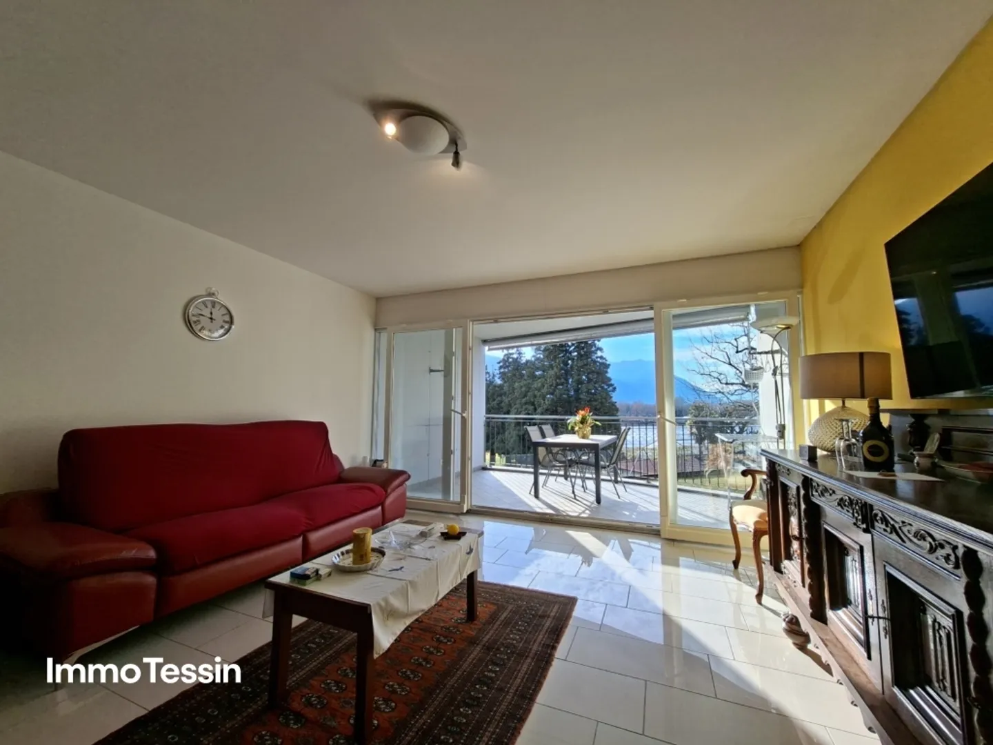 Appartement calme, ensoleillé et très bien entretenu avec terrasse et belle vue sur la verdure et les montagnes environnantes - Photo 5 sur 13