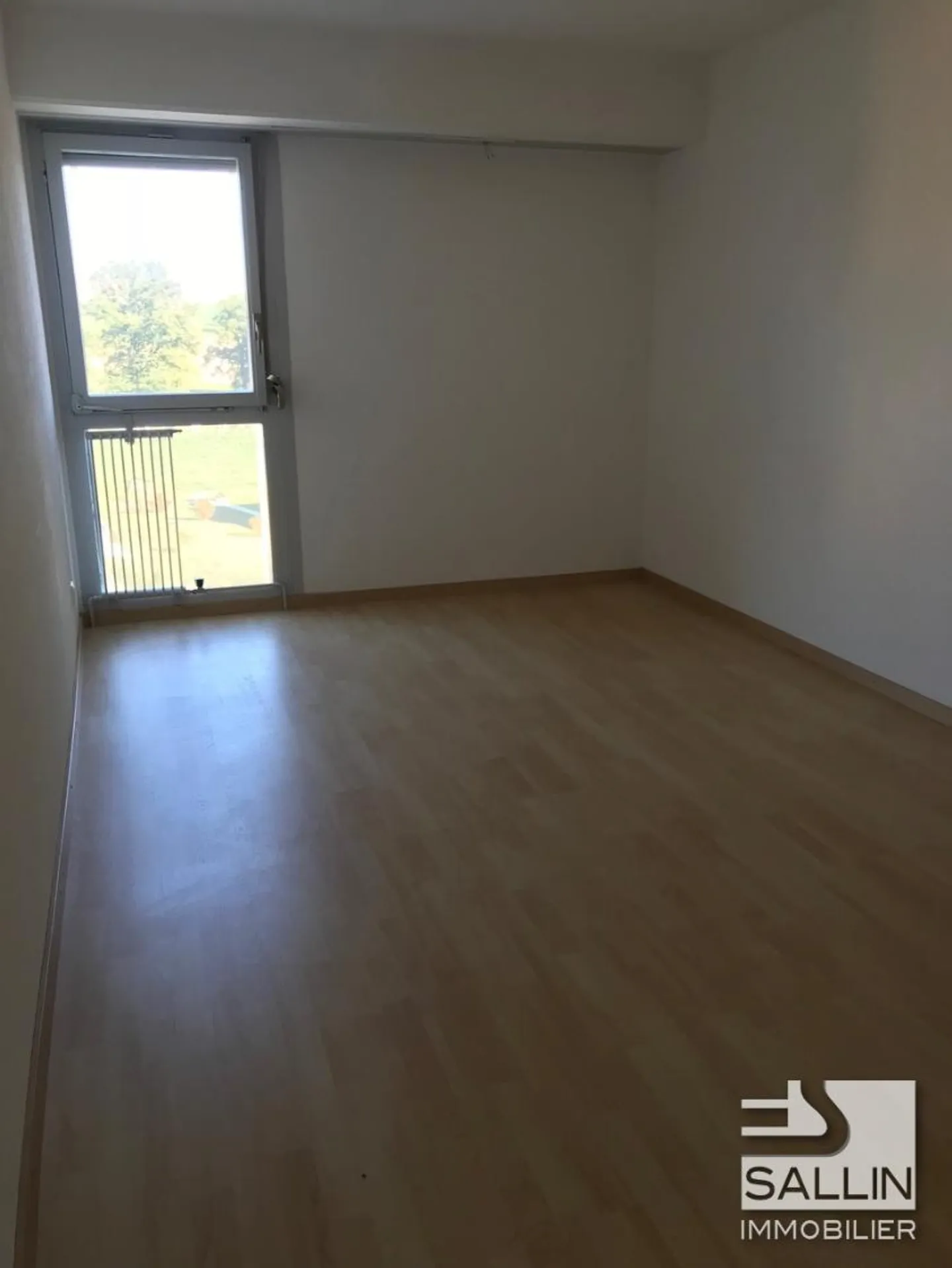 Appartement avec 4 chambres près de toutes les commodités - Photo 4 sur 9