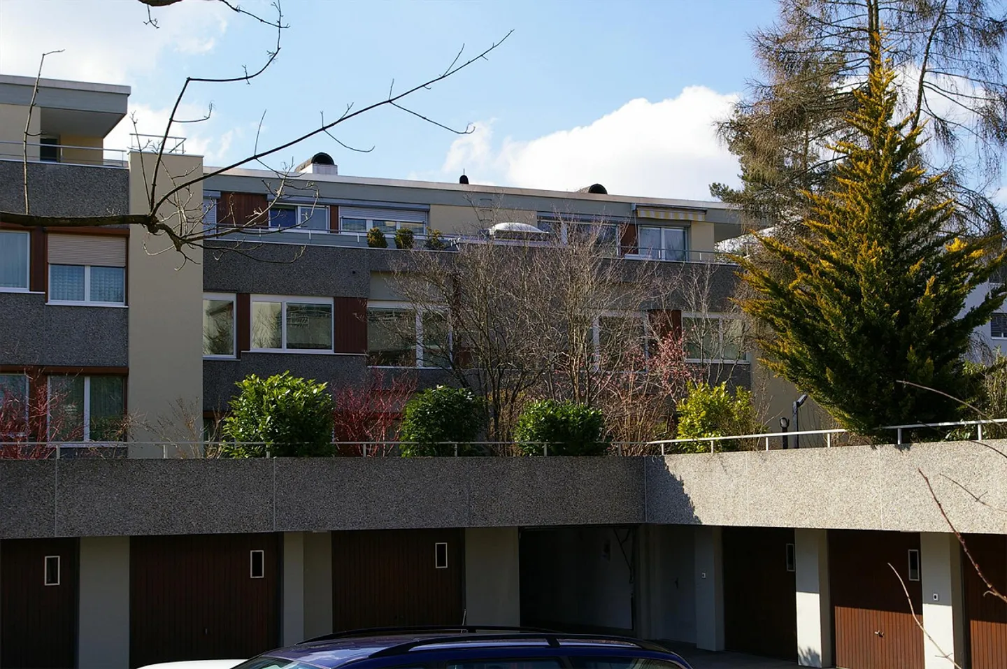 Charmante appartement 3½ pièces avec balcon dans un environnement proche de la nature - Photo 1 sur 12
