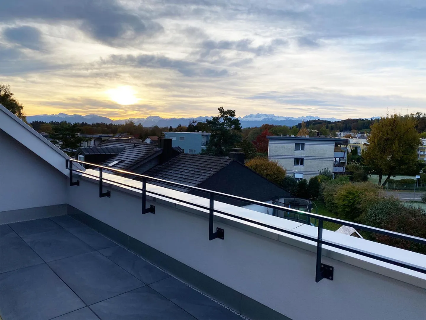 Ampio appartamento mansardato in posizione centrale con vista sulle montagne, garage incluso - Foto 2 di 14