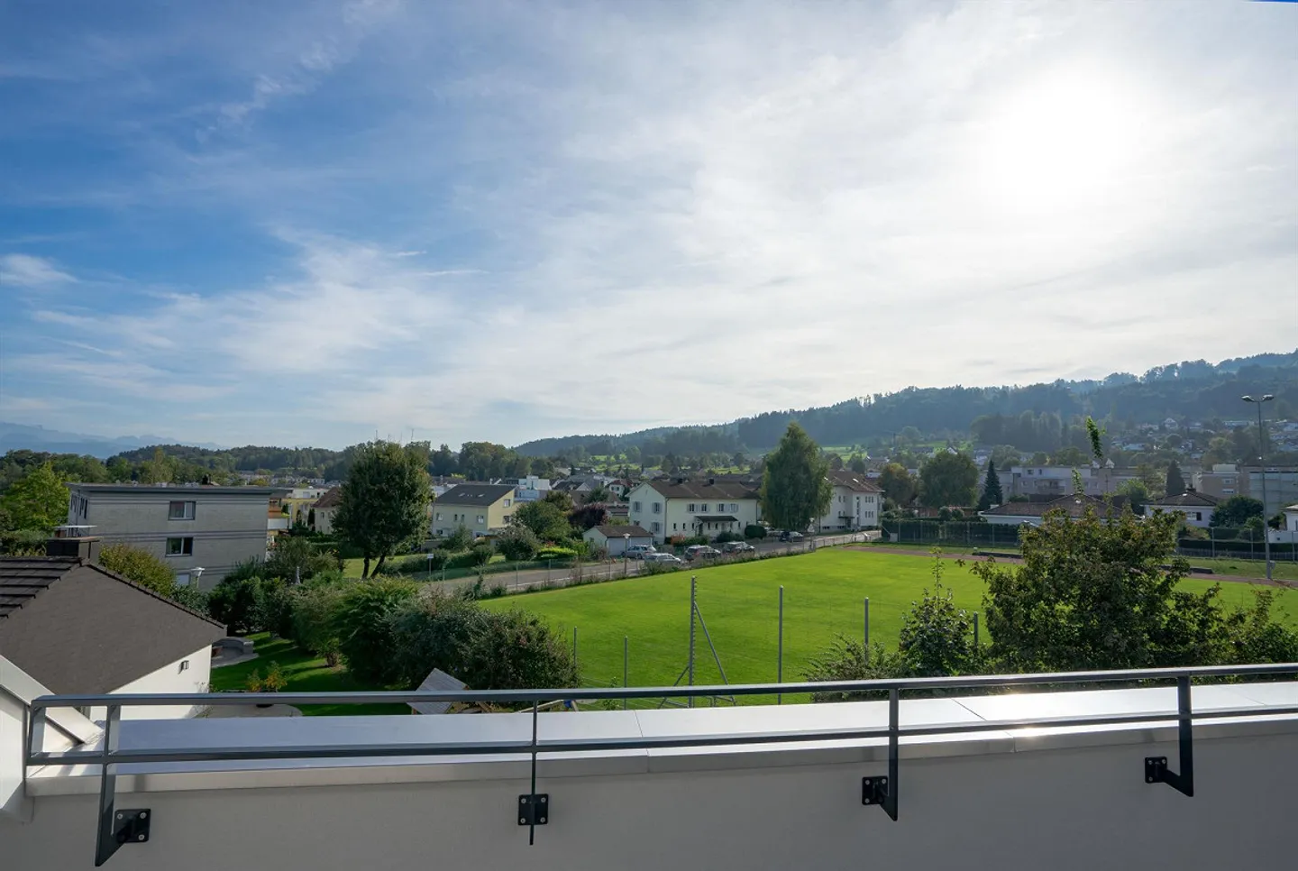 Ampio appartamento mansardato in posizione centrale con vista sulle montagne, garage incluso - Foto 4 di 14