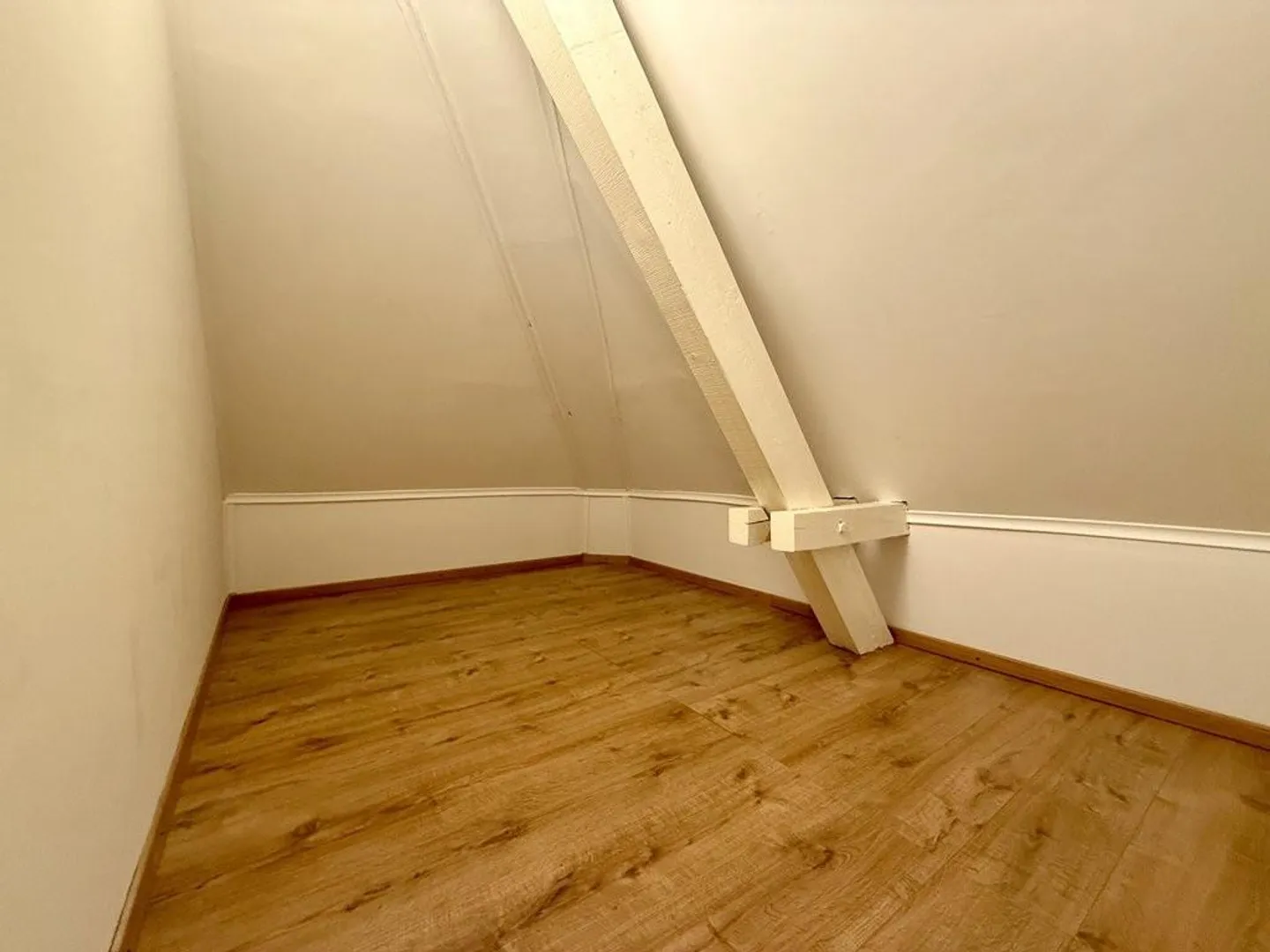 Wunderschöne Dachwohnung in der Stadt - Foto 4 von 6