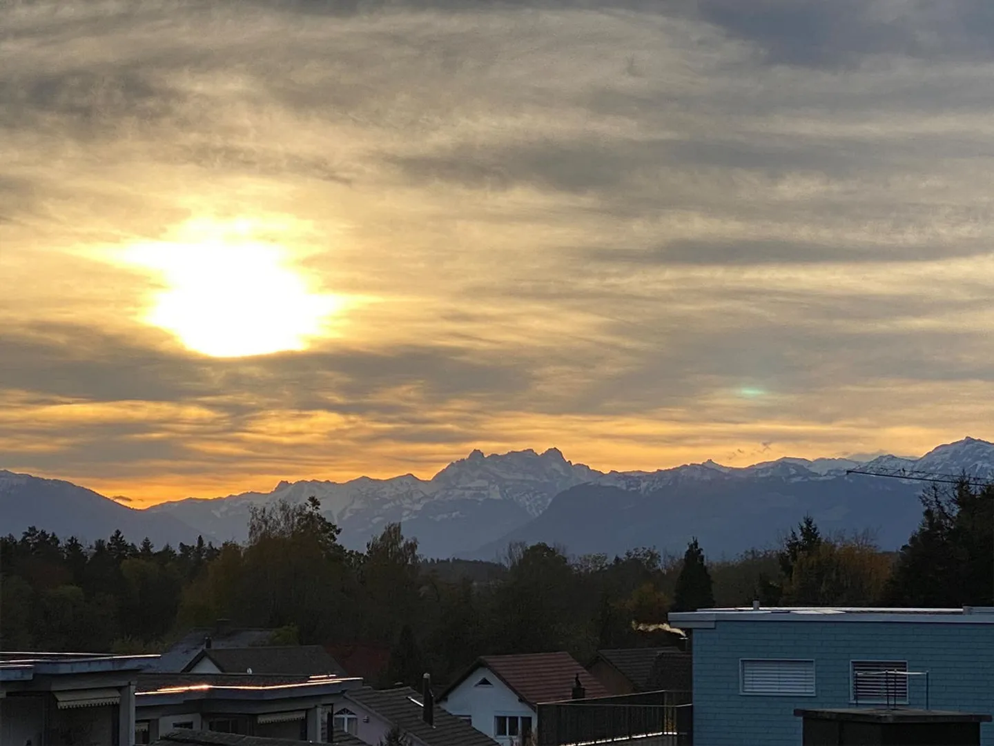 Ampio appartamento mansardato in posizione centrale con vista sulle montagne, garage incluso - Foto 3 di 14