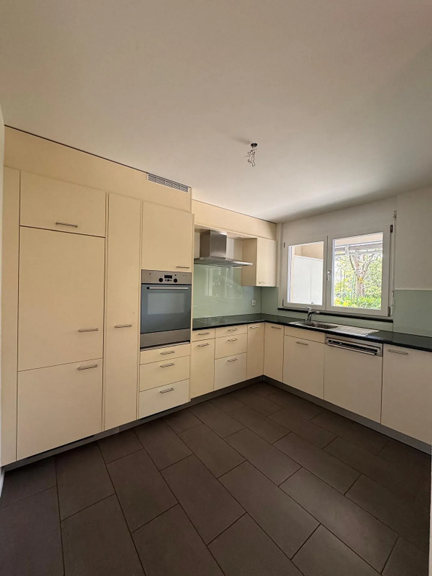 Appartement de jardin 3,5 pièces avec véranda à Oberwil BL à louer - Photo 3 sur 10