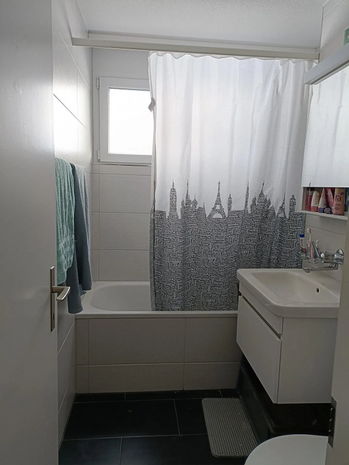 Appartement de 4,5 pièces à emplacement central - Photo 2 sur 5