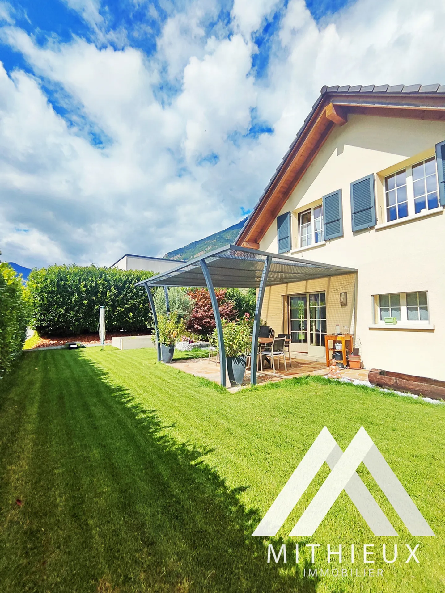 VOLLSTÄNDIGE, HELLER VILLA MIT 5,5 ZIMMERN UND GARTEN - Foto 1 von 22