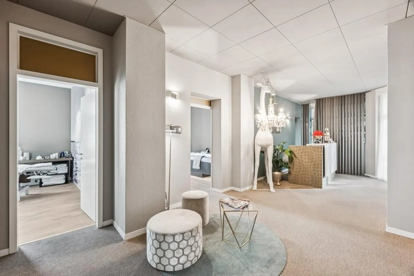 Spazio commerciale con 5 stanze, balcone e posizione centrale a Zurigo - Foto 2 di 11