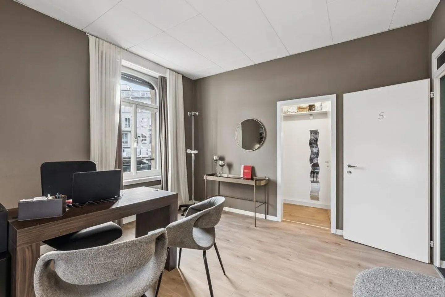 Spazio commerciale con 5 stanze, balcone e posizione centrale a Zurigo - Foto 7 di 11