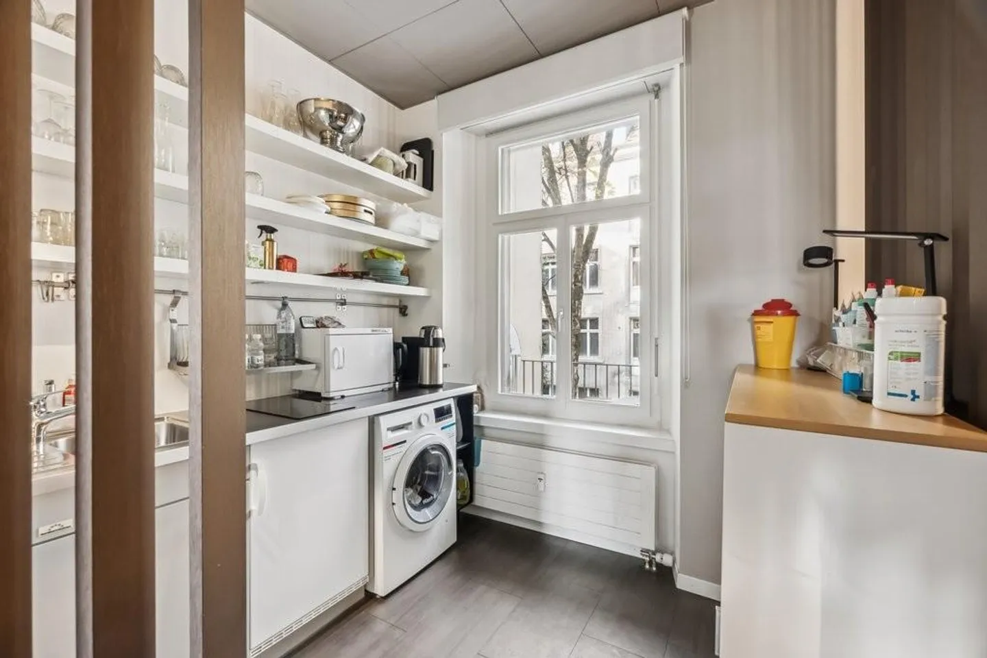 Spazio commerciale con 5 stanze, balcone e posizione centrale a Zurigo - Foto 9 di 11