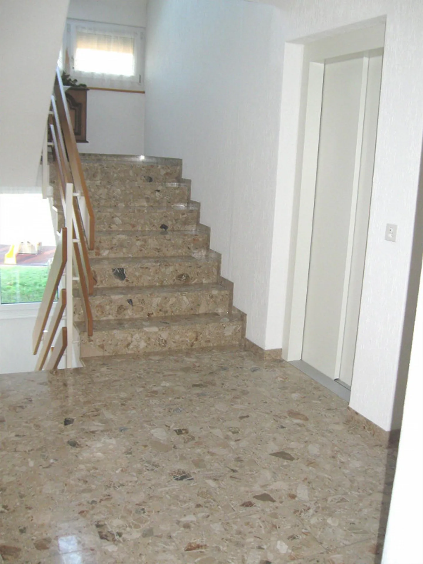 Ampio appartamento di 4,5 stanze con locale di servizio integrato - Foto 2 di 11