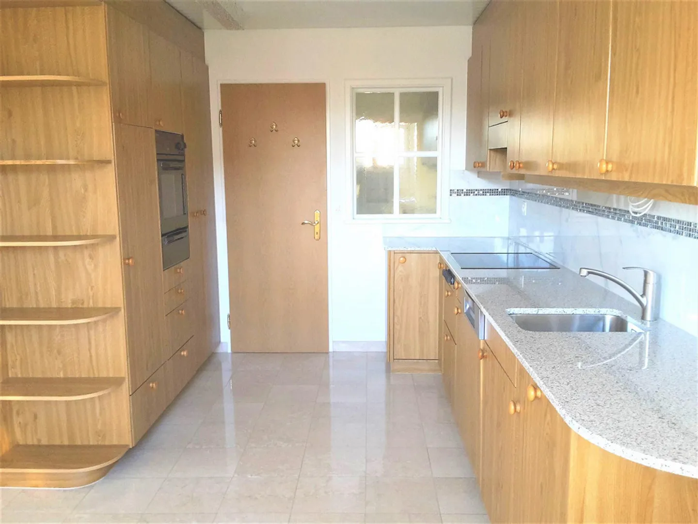 Ampio appartamento di 4,5 stanze con locale di servizio integrato - Foto 3 di 11