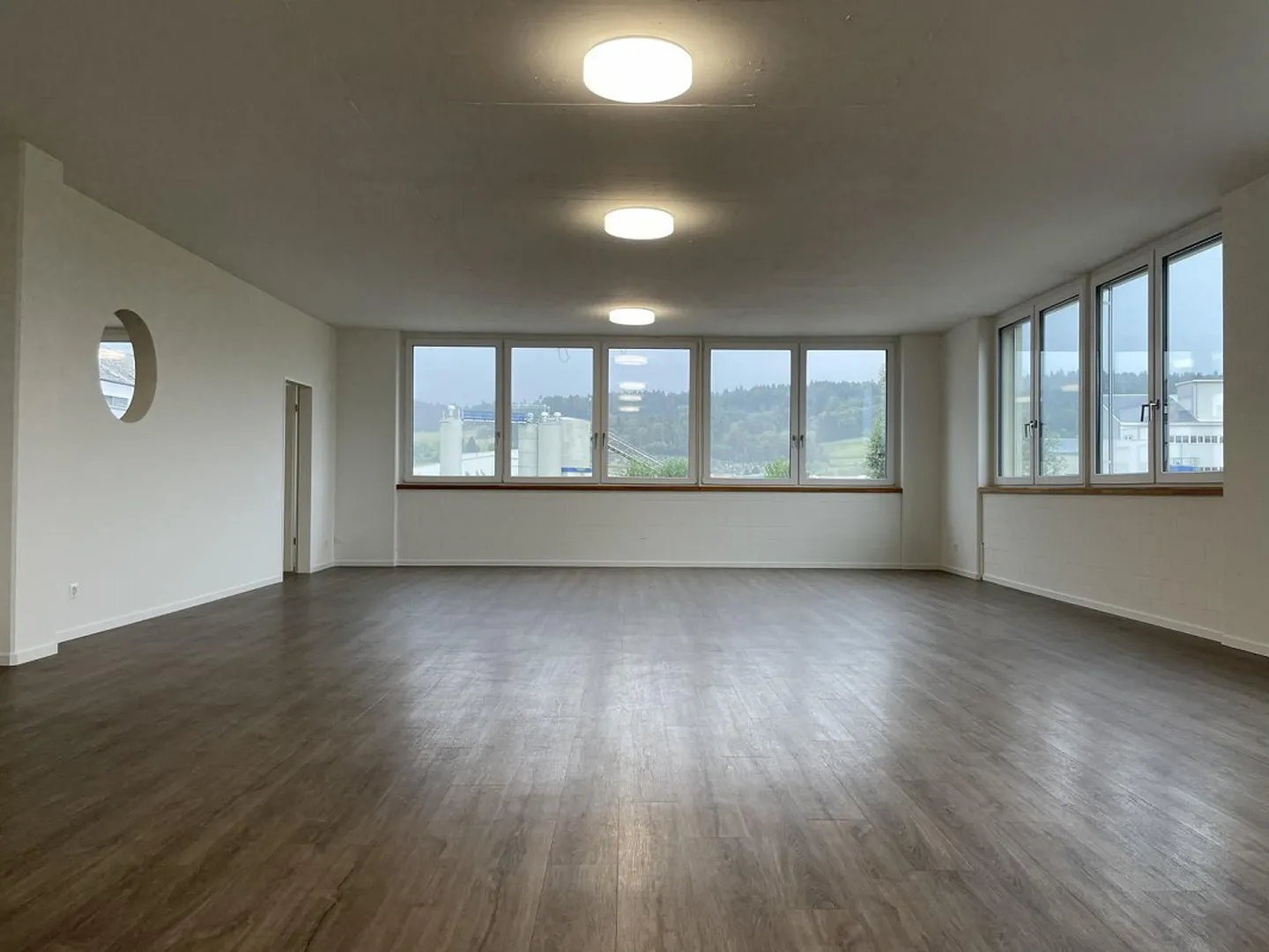 Spacious commercial space in a good location - available immediately - Photo 2 of 5