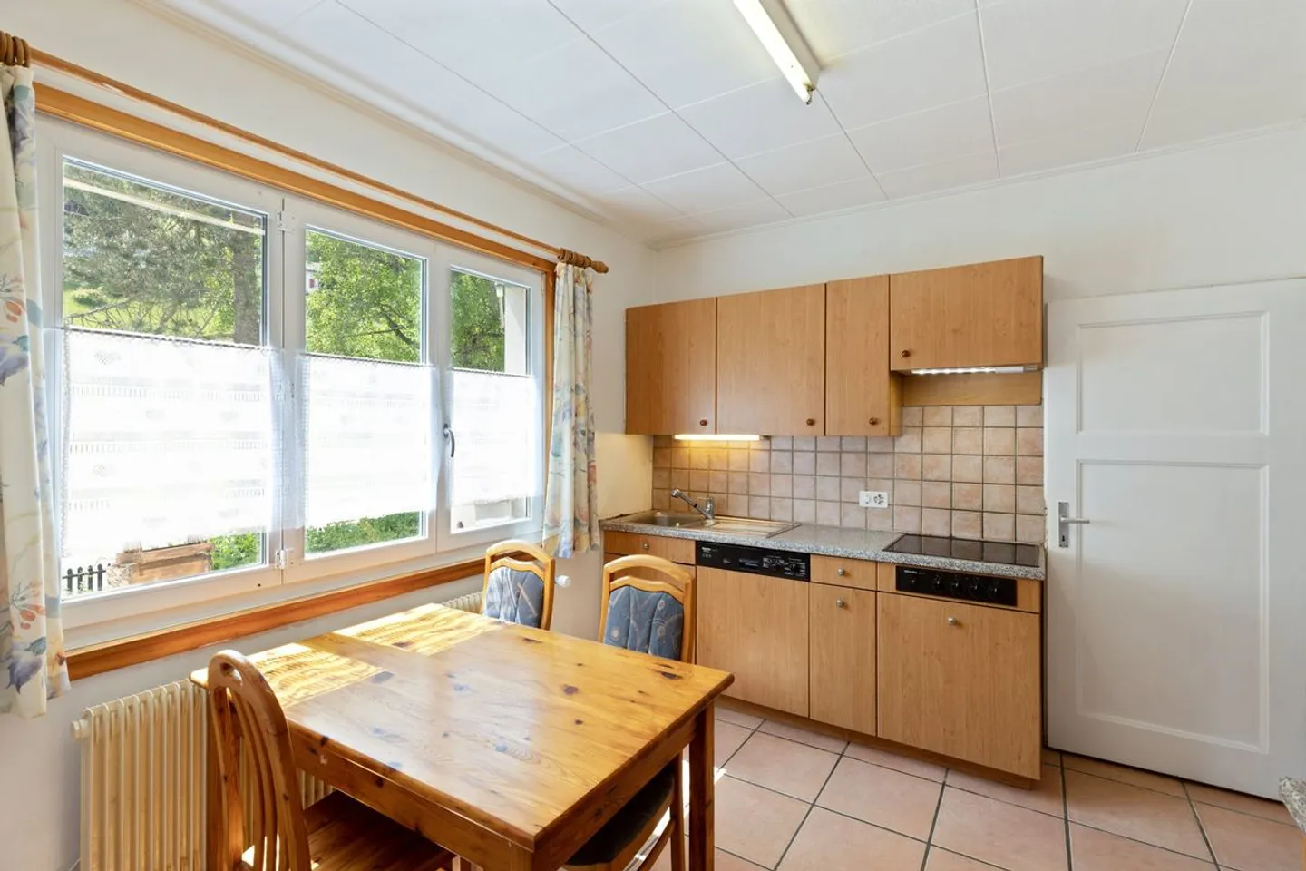 Villa individuelle avec grand studio indépendant et diverses possibilités sur un grand terrain - Photo 4 sur 13