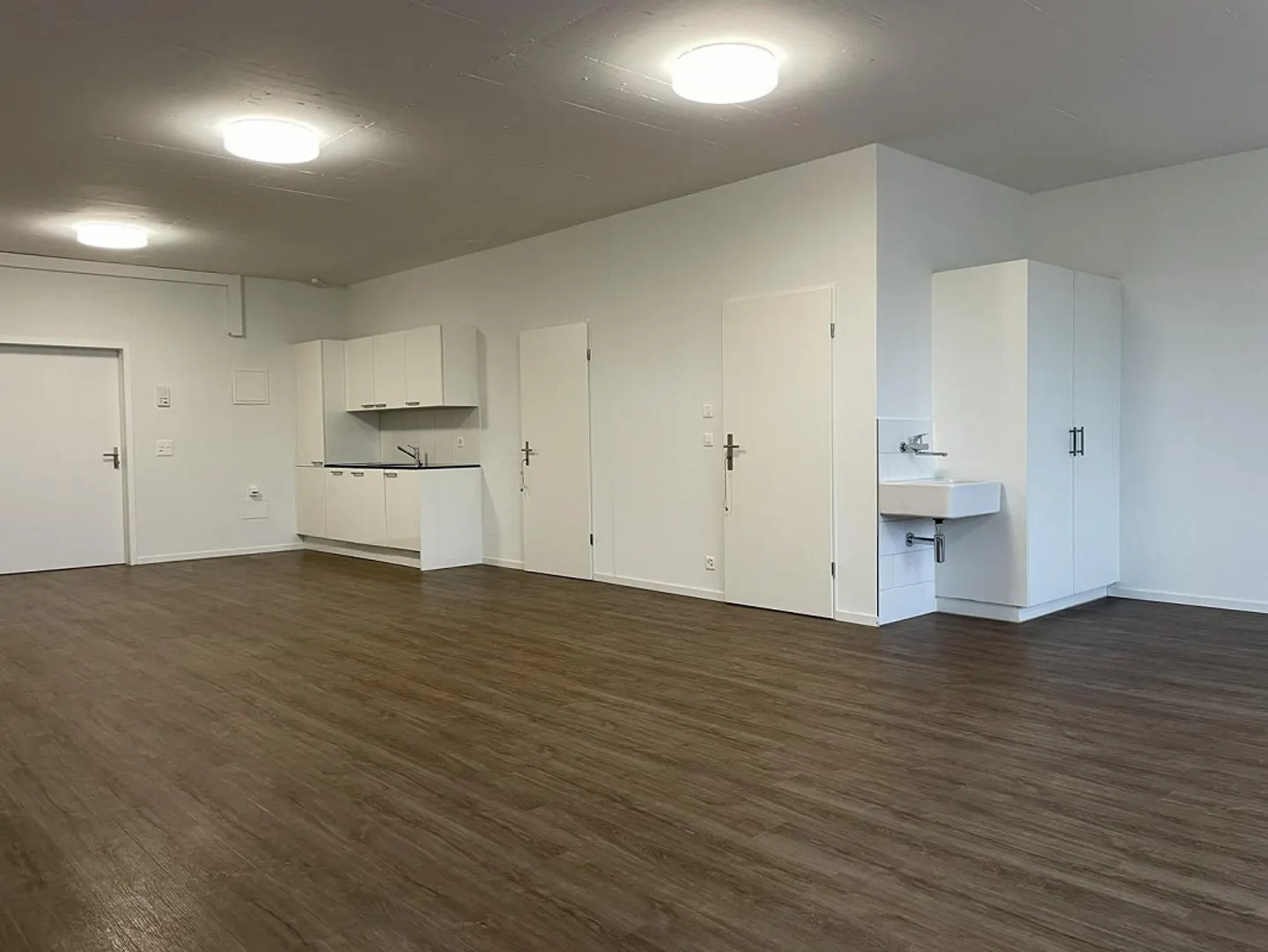 Spacious commercial space in a good location - available immediately - Photo 3 of 5