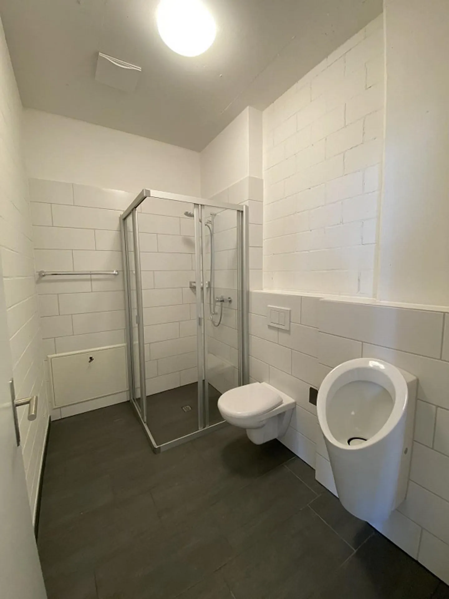 Spacious commercial space in a good location - available immediately - Photo 4 of 5
